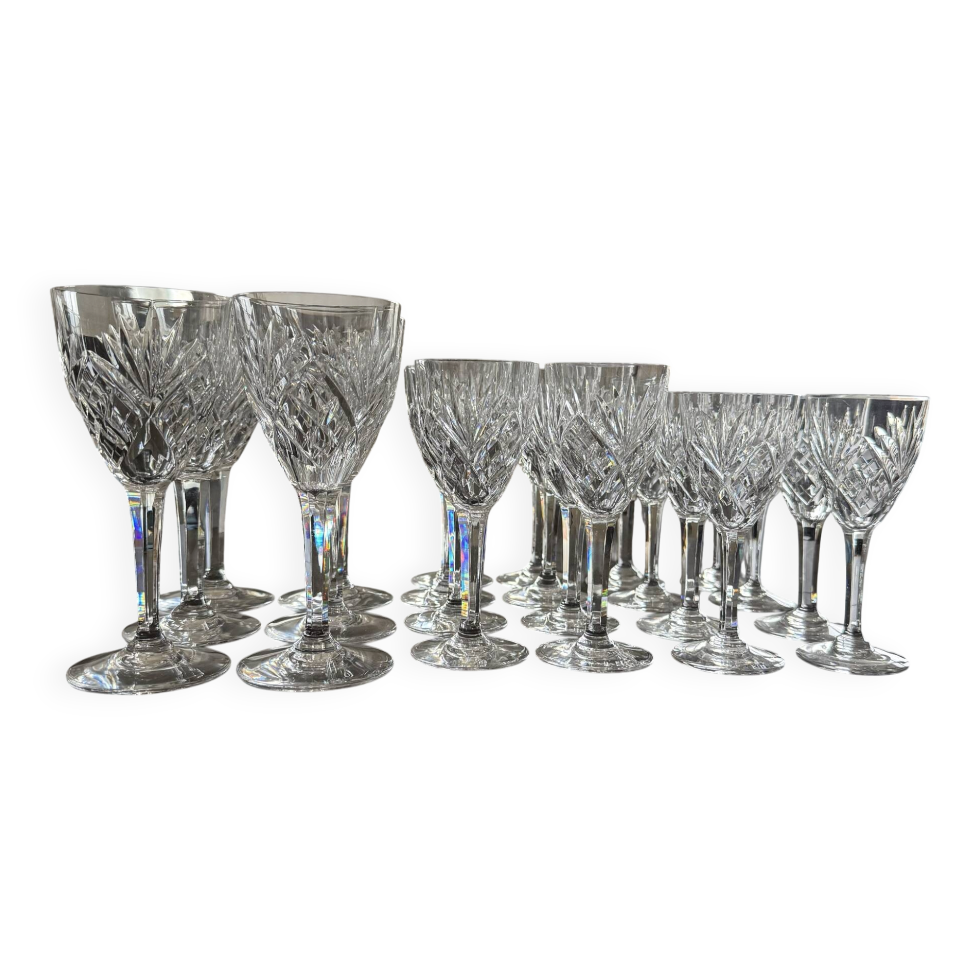 Service de 22 verres en cristal Saint-Louis modèle Chantilly