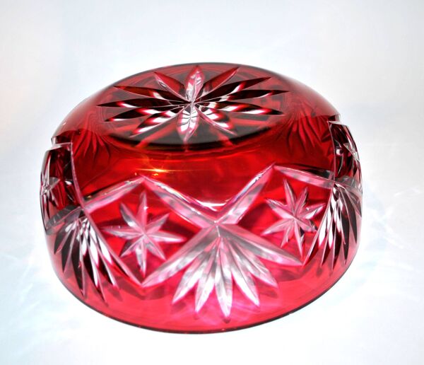 Coupe en cristal taillé rouge en overlay