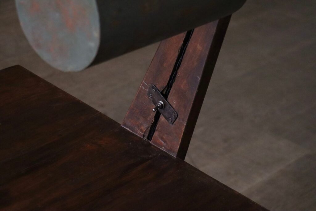Bureau Pierre Jeanneret avec lampe intégrée, Chandigarh, années 1950