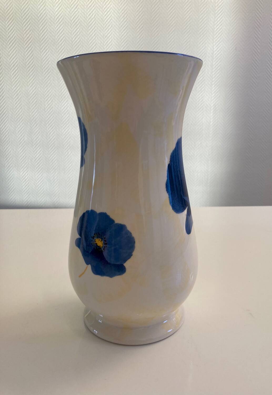 Lunéville earthenware vase from the "Blue Anemone" collection.