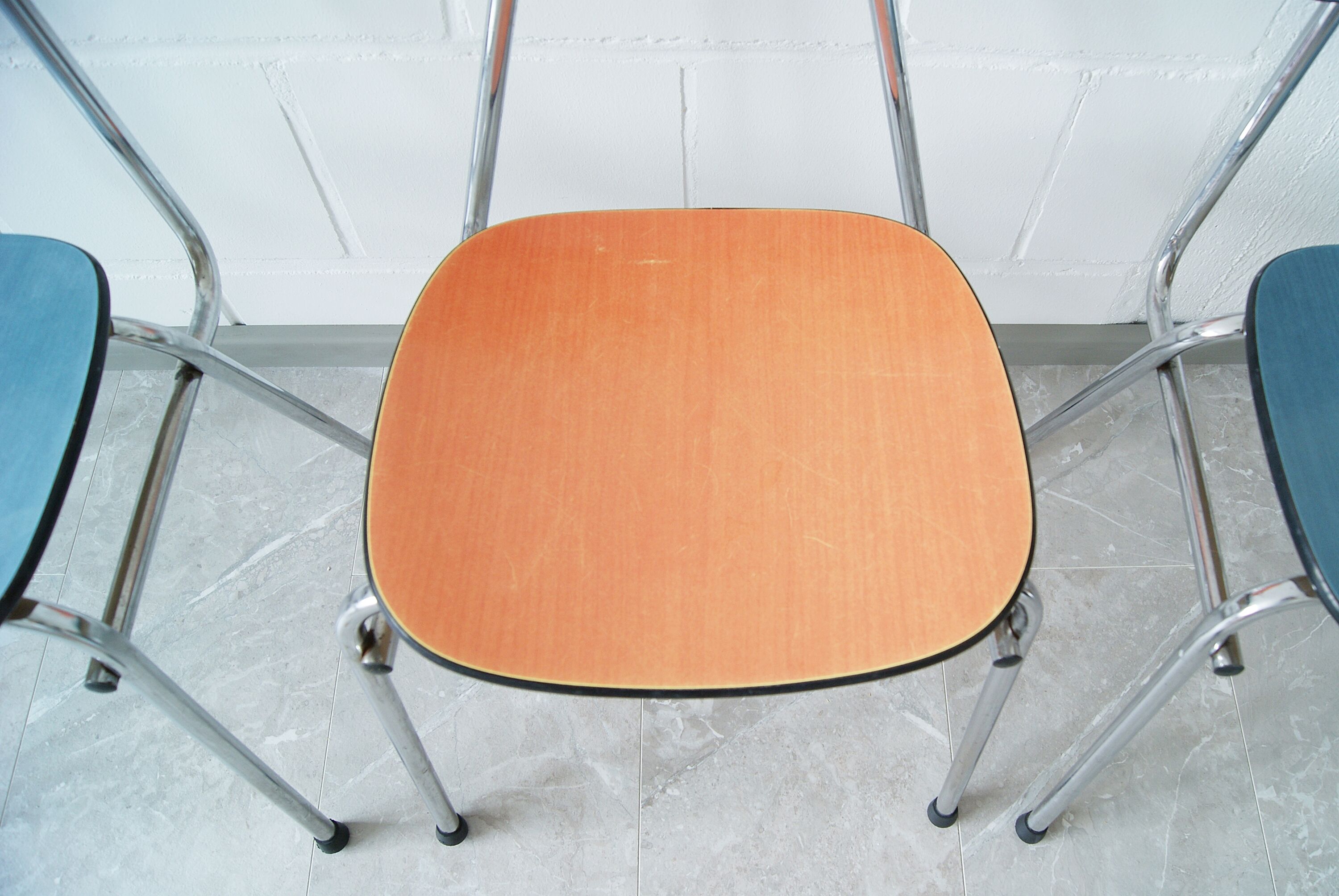 Chaise formica en rouge et bleu, chaises de cuisine et empilables