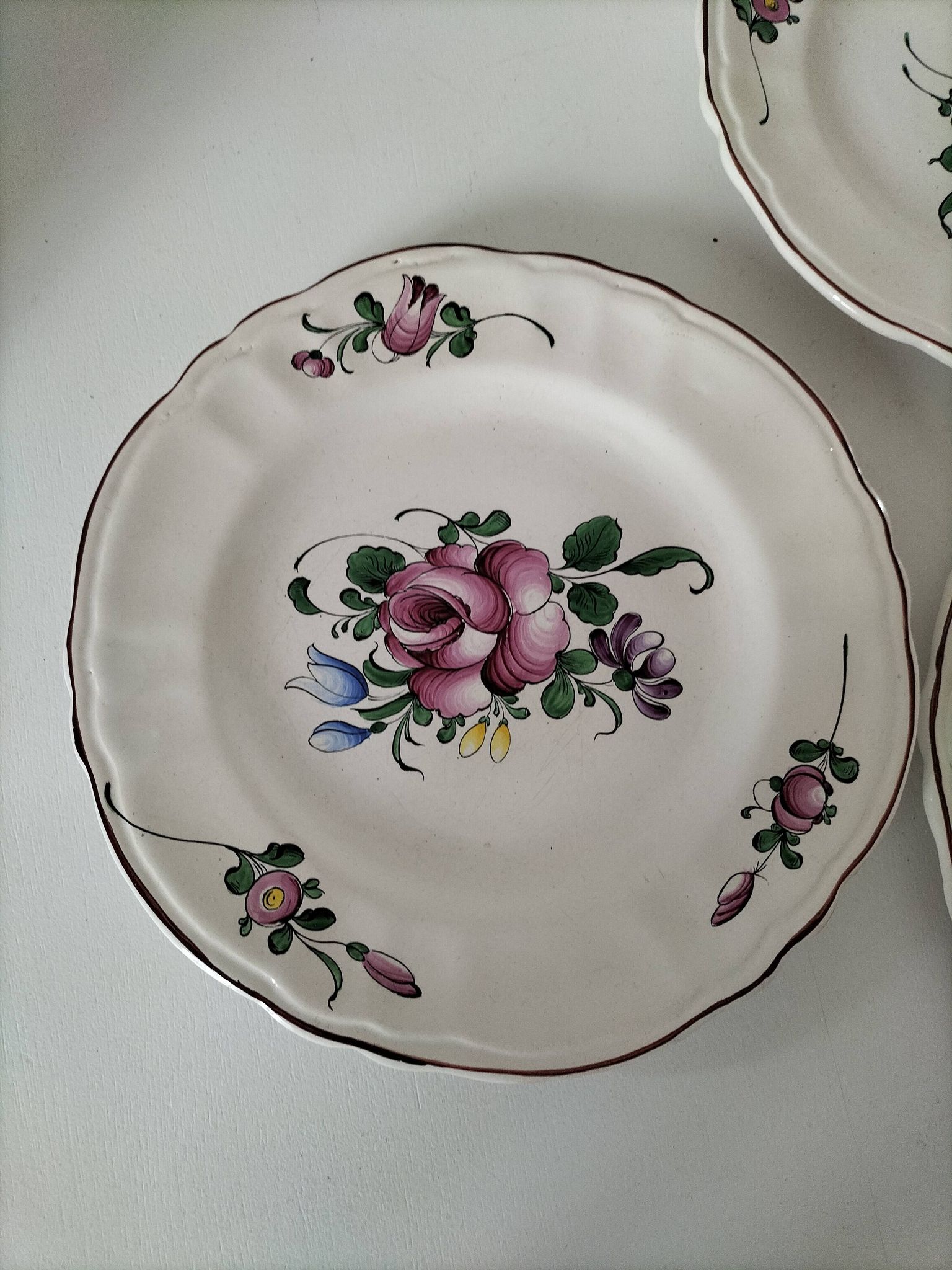 Trio d’assiettes anciennes peintes à la main