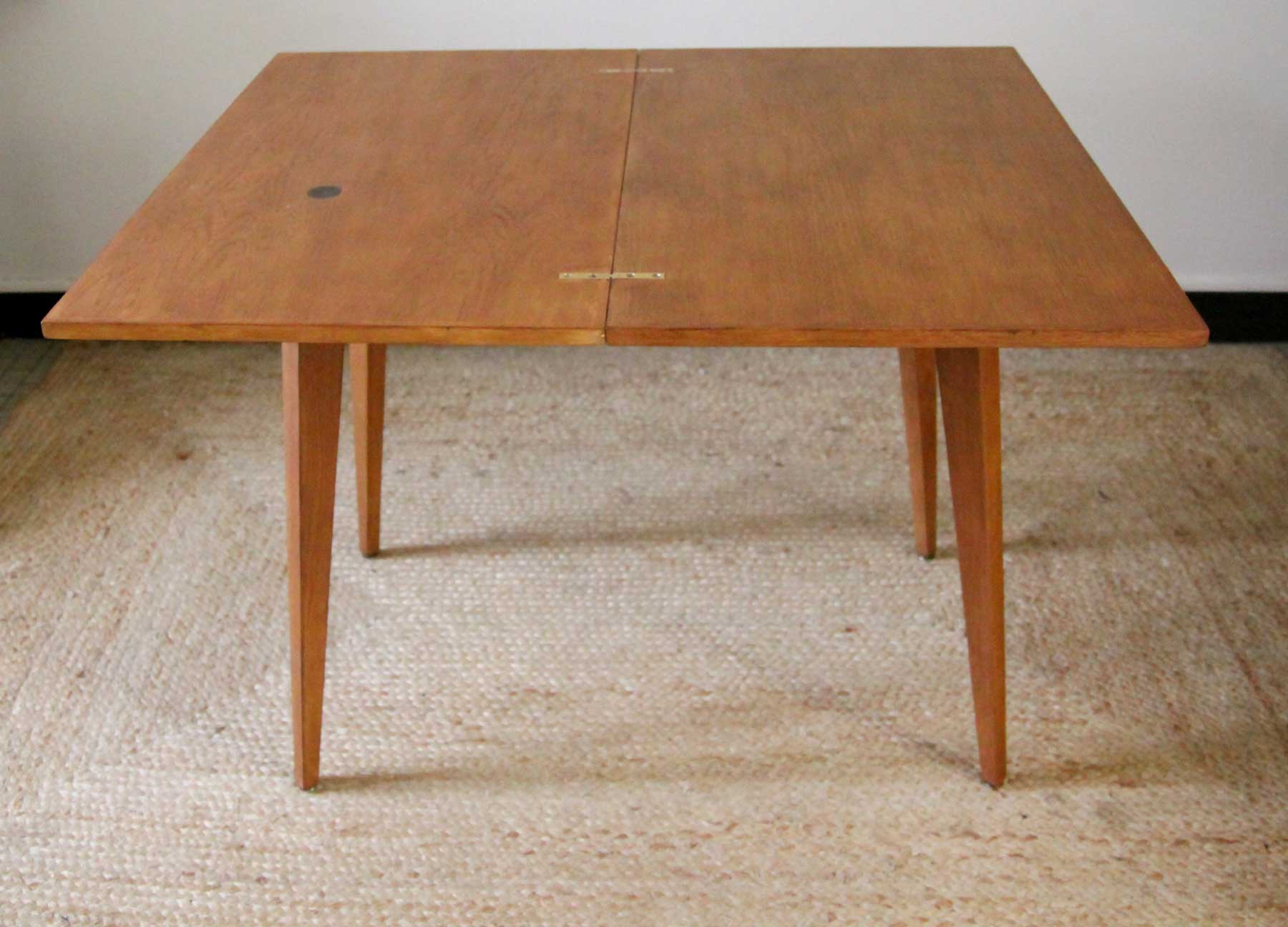 Scandinavian-style system table