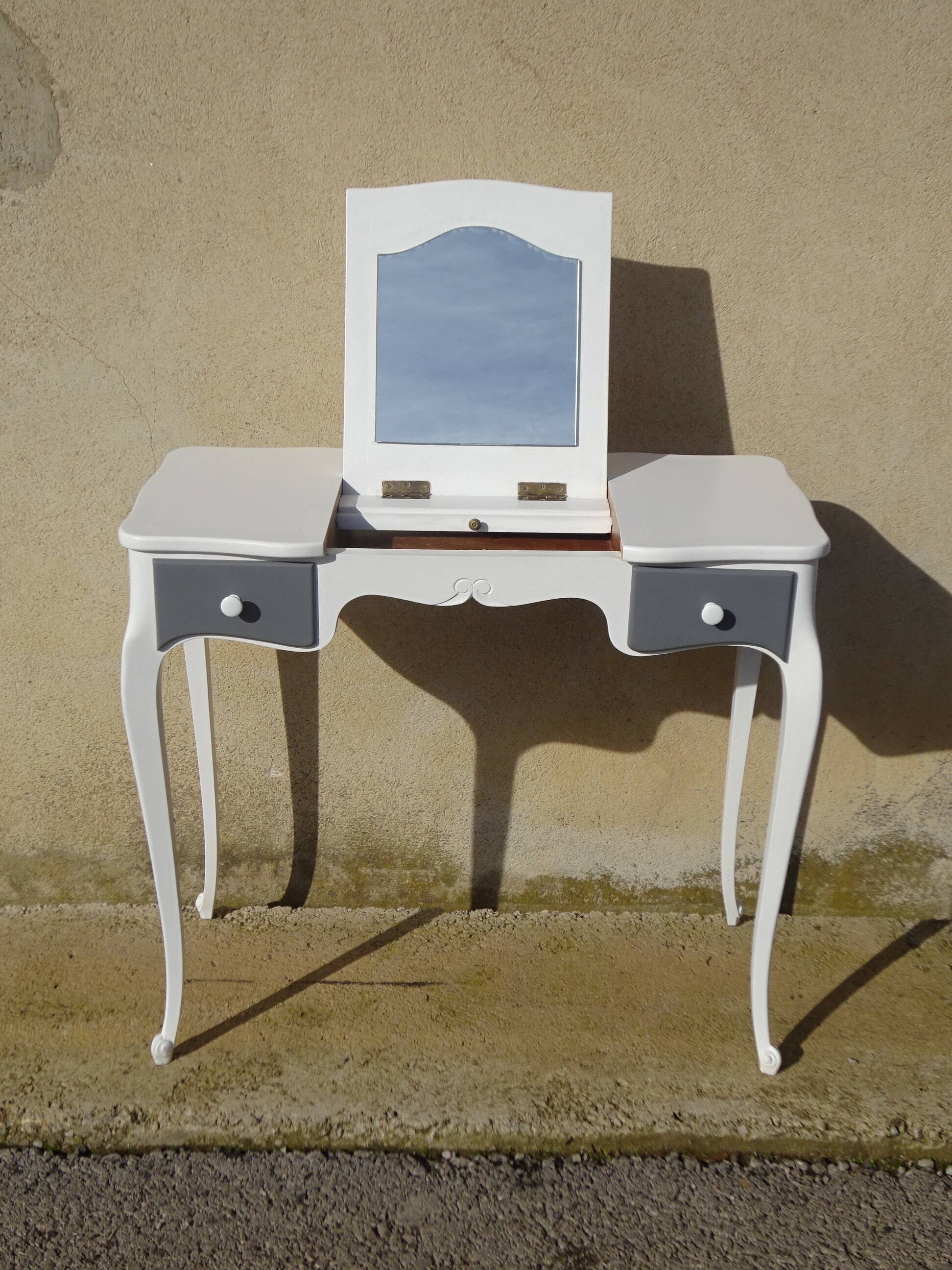 Petite coiffeuse en bois blanc