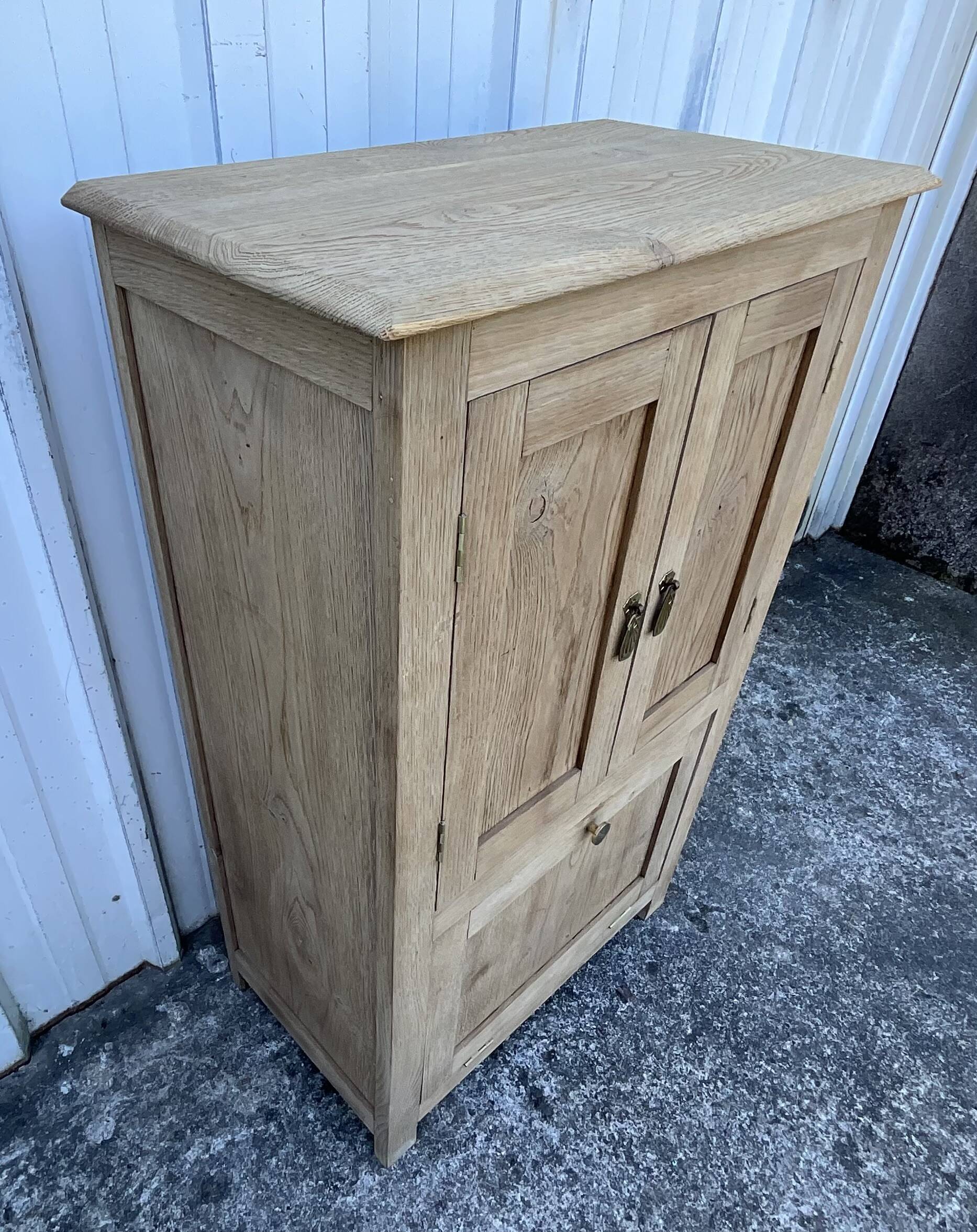 Solid oak storage unit – Contemporary country style