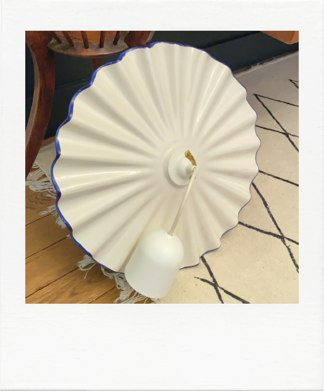 Blue and white pleated ceramic suspension