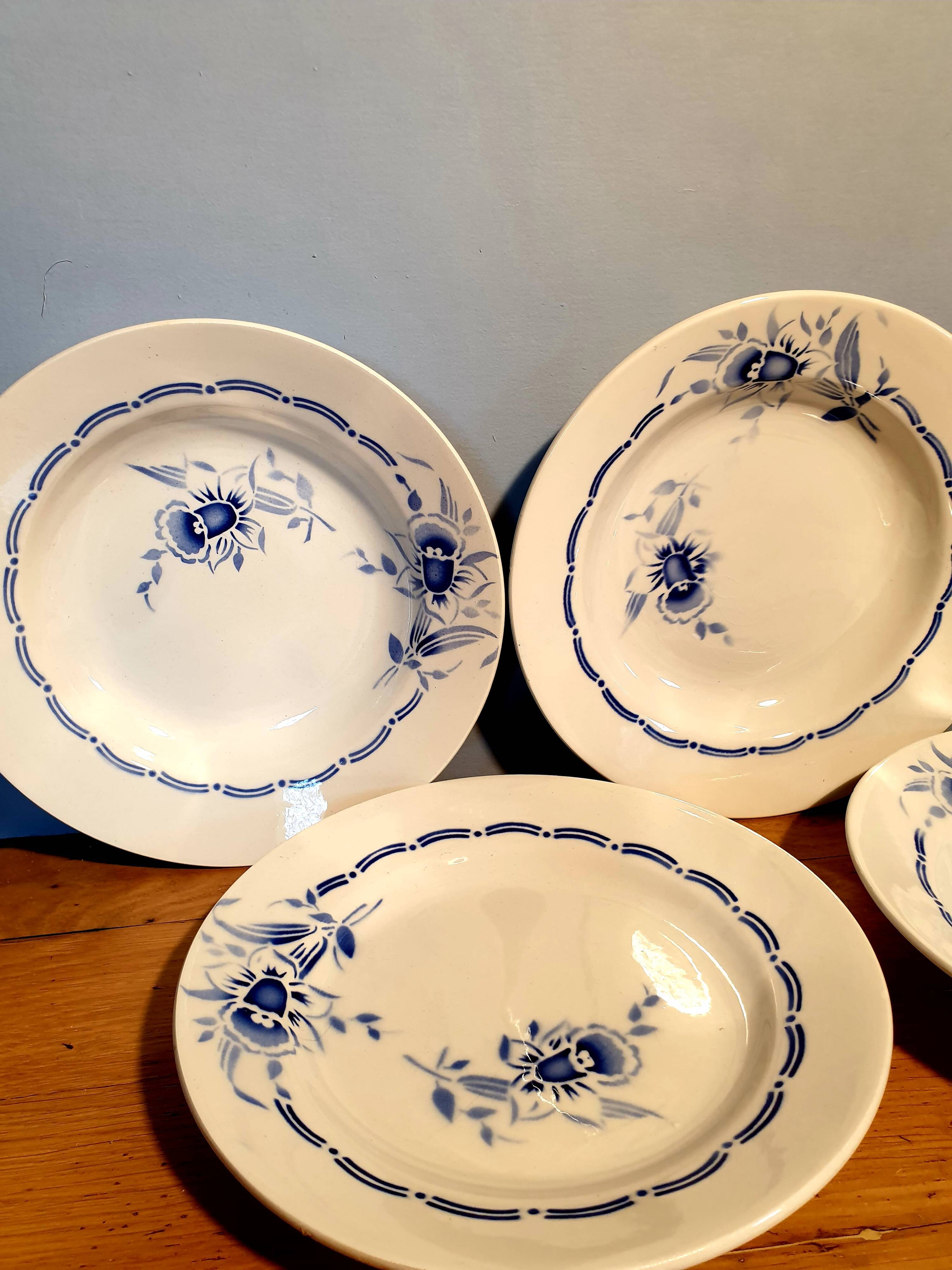 Ensemble de 7 assiettes plates et creuses St Amand