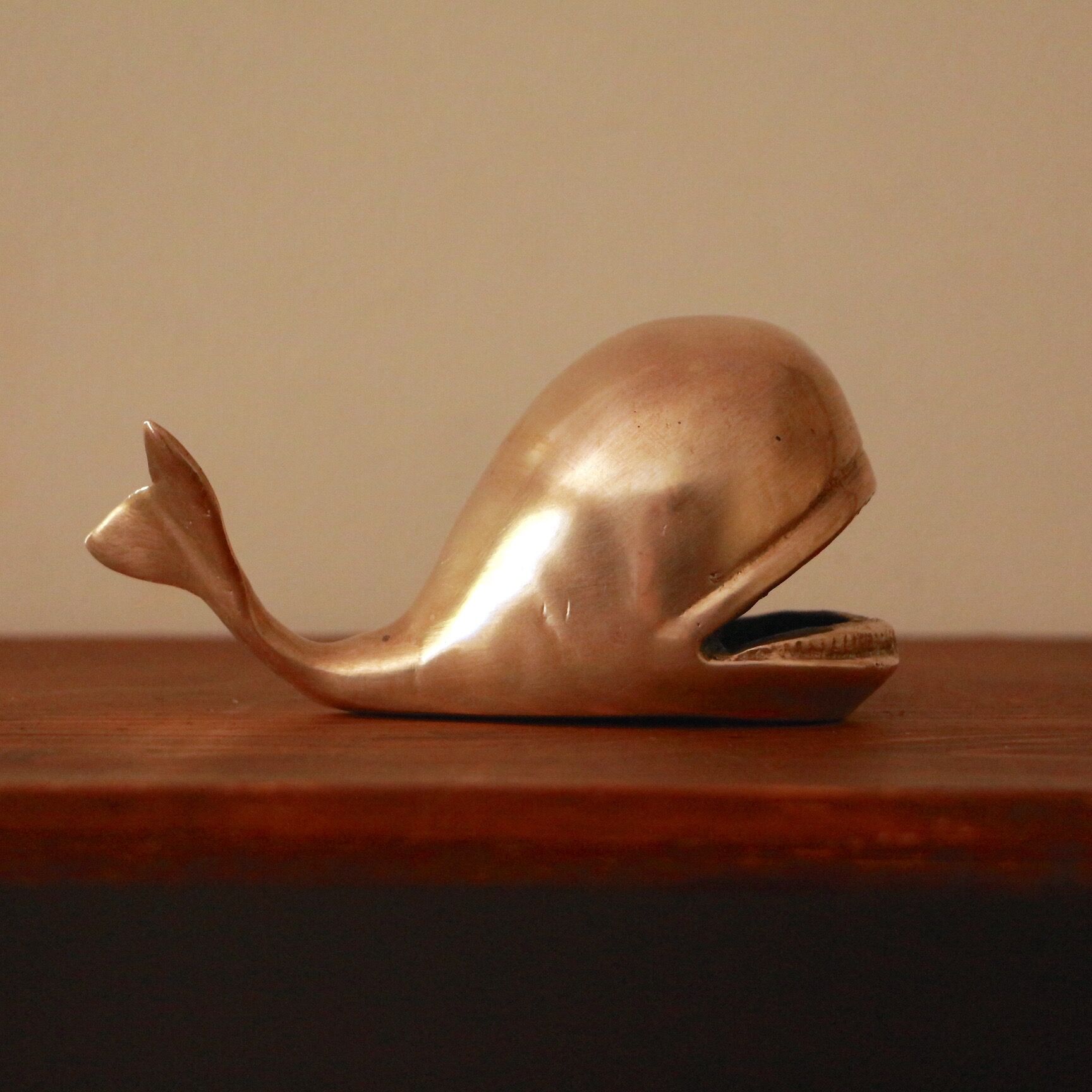 Baleine cendrier en laiton