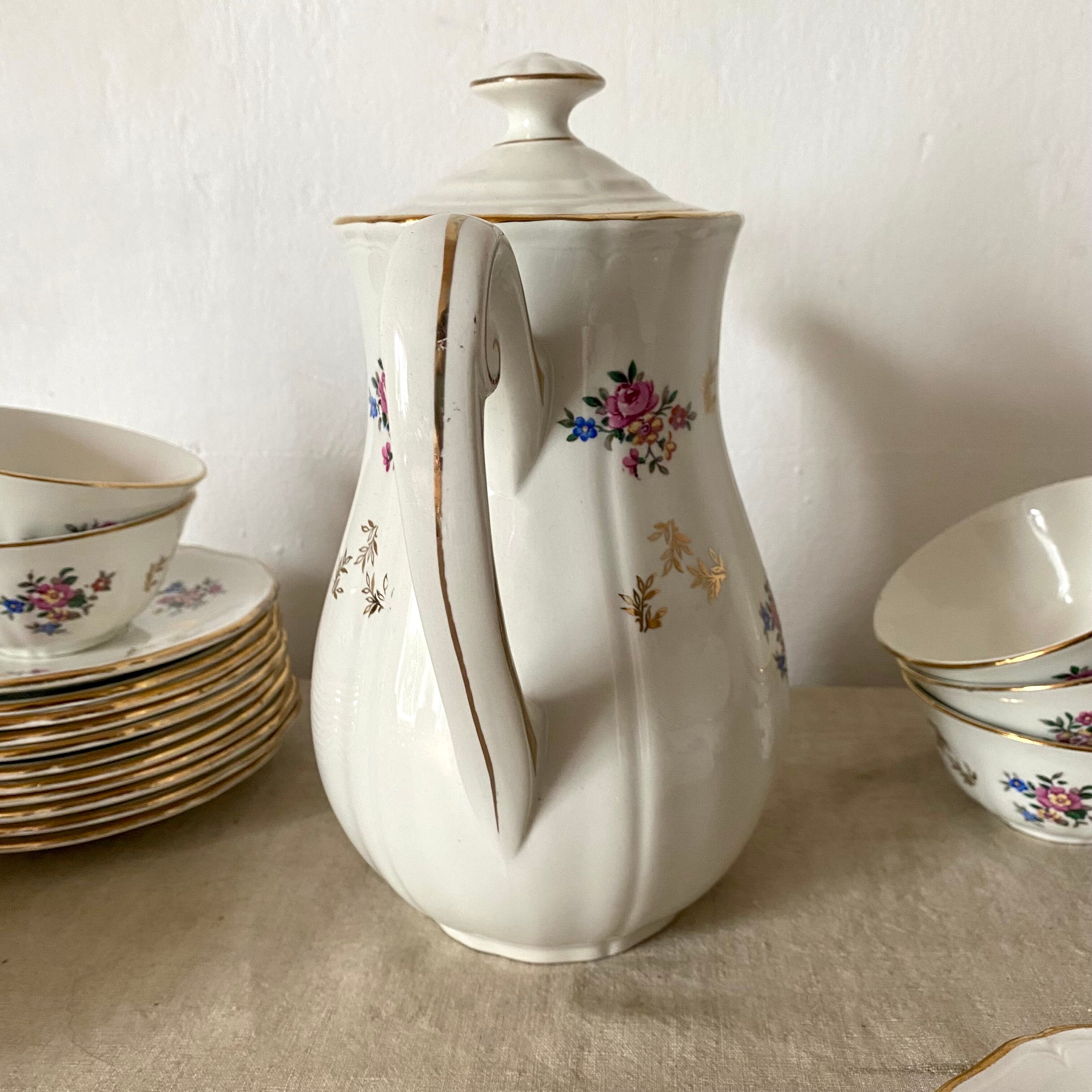 Antique tea set in Amandinoise porcelain