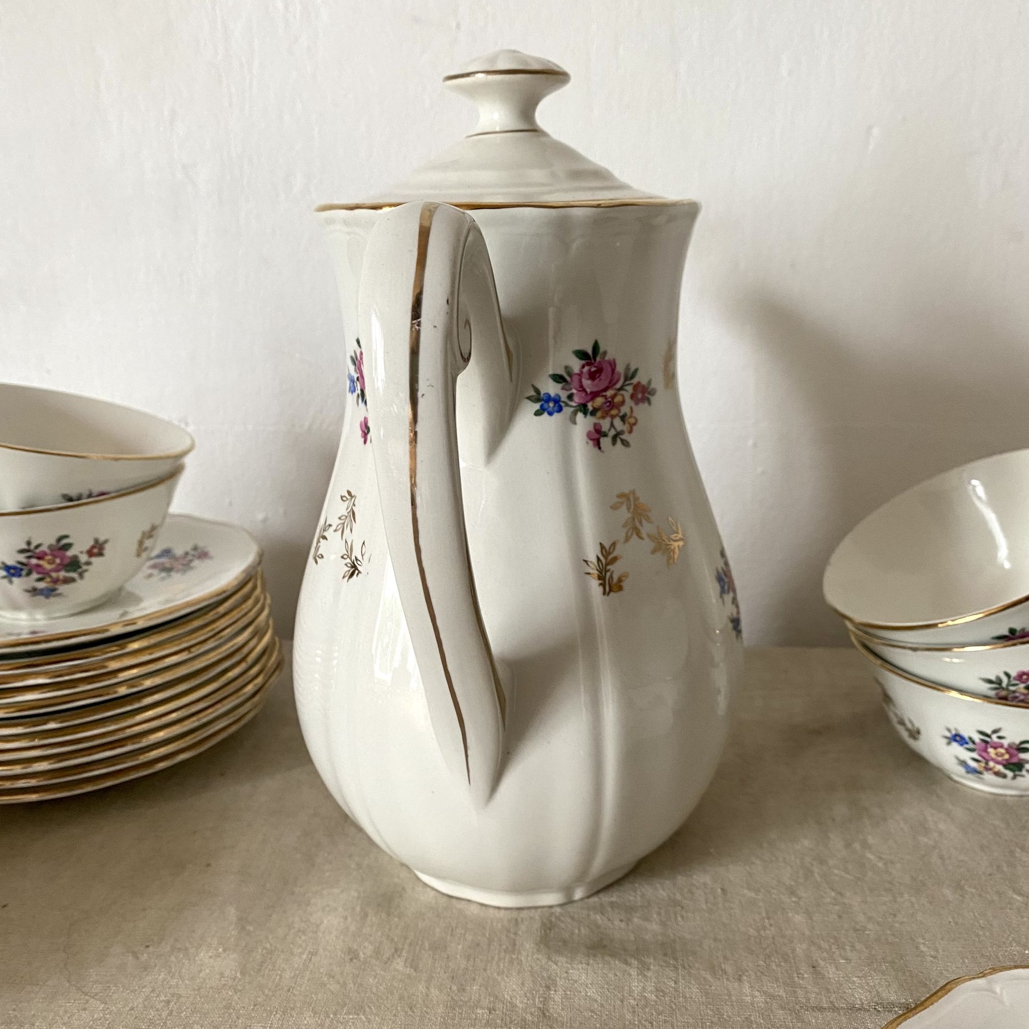 Antique tea set in Amandinoise porcelain