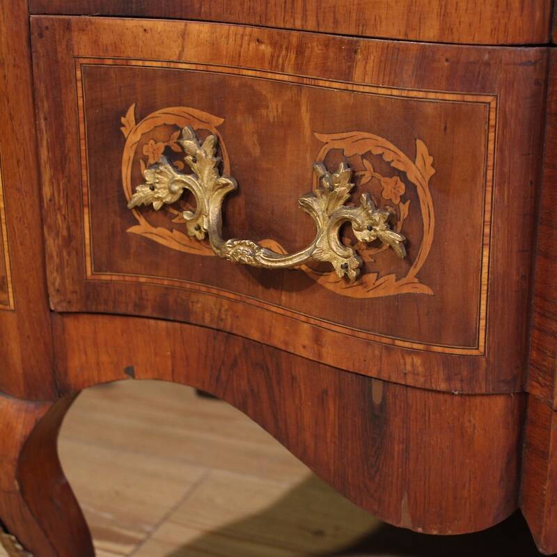 Commode en marqueterie française de style Louis XV du 20e siècle