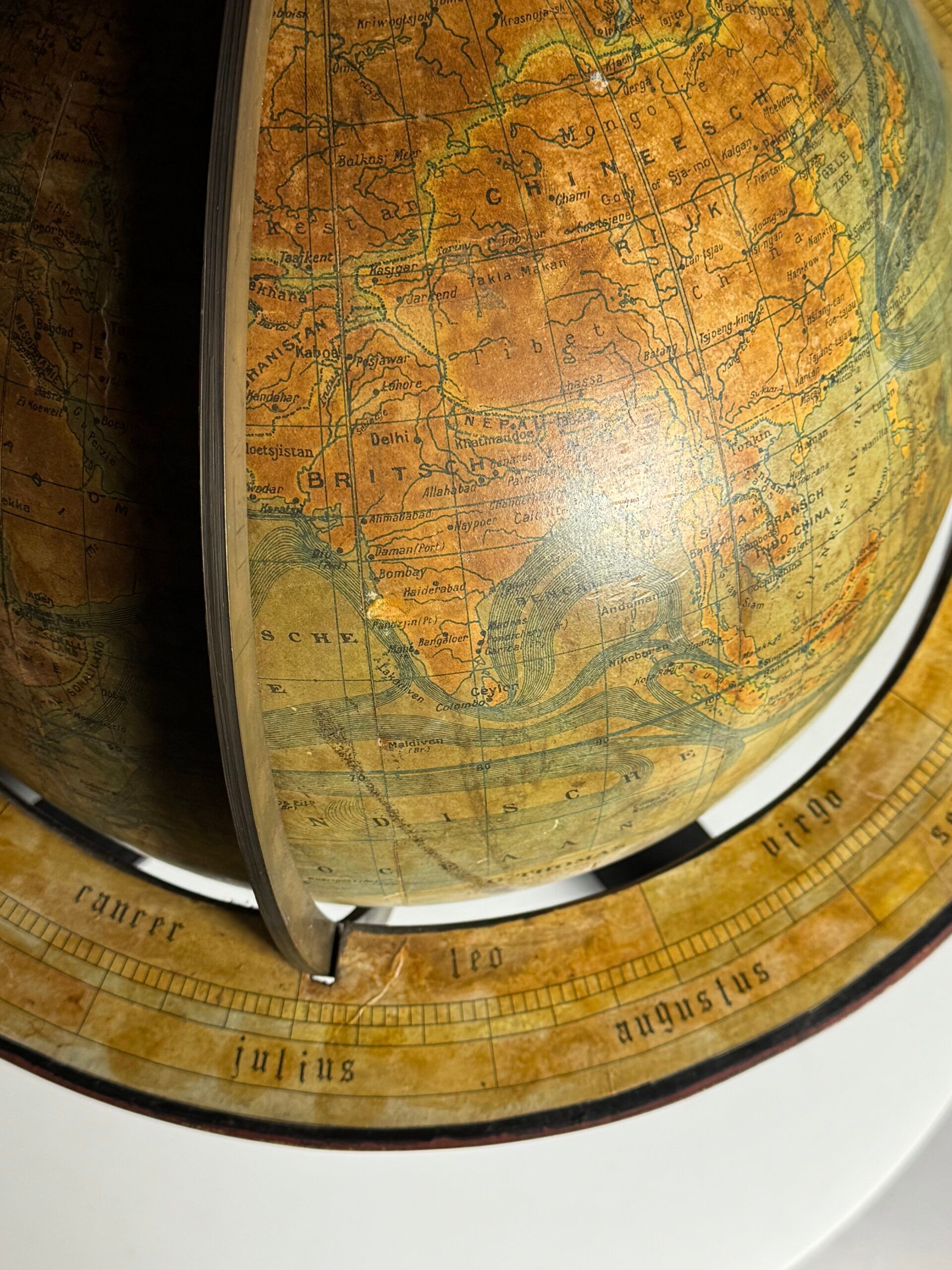 Globe G. Thomas Paris