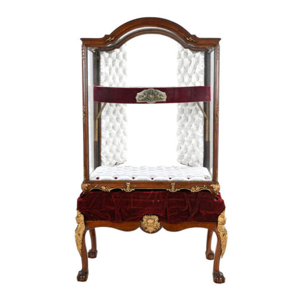 Vitrine de bijoutier en acajou à piètements en bronze doré