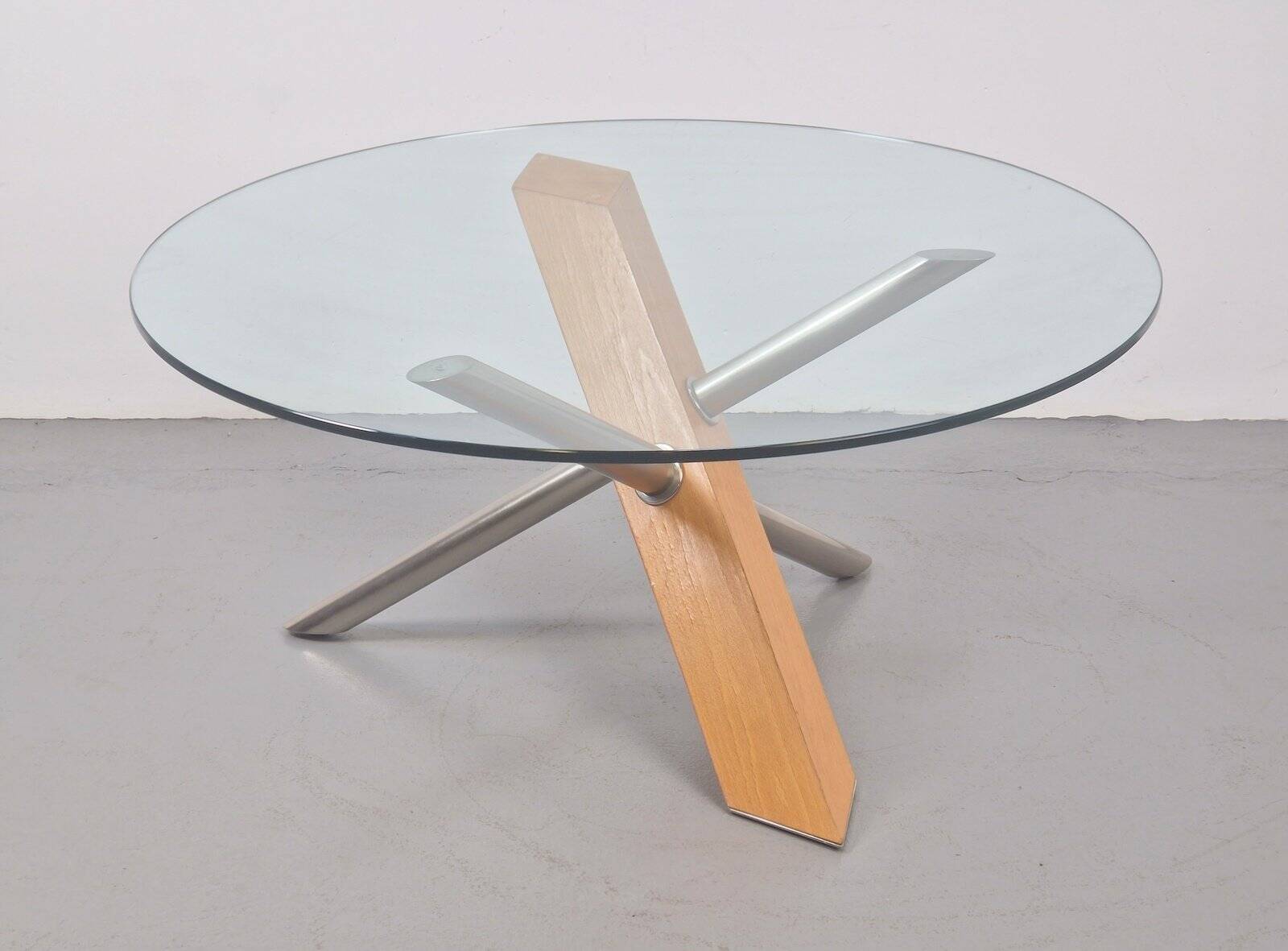 Table basse croisée postmoderne en bois, acier inoxydable et verre, Italie, années 1990.