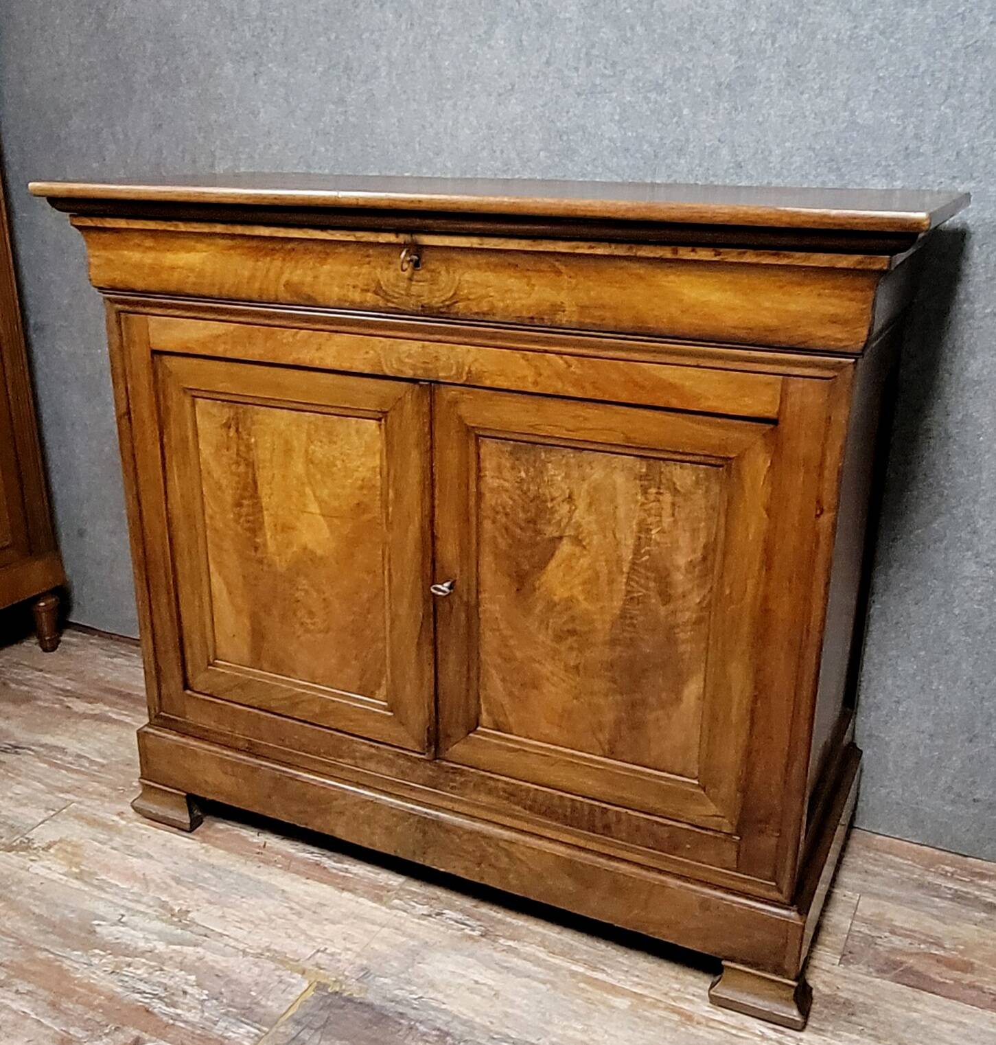 Buffet a doucine époque Louis Philippe en ronce de noyer