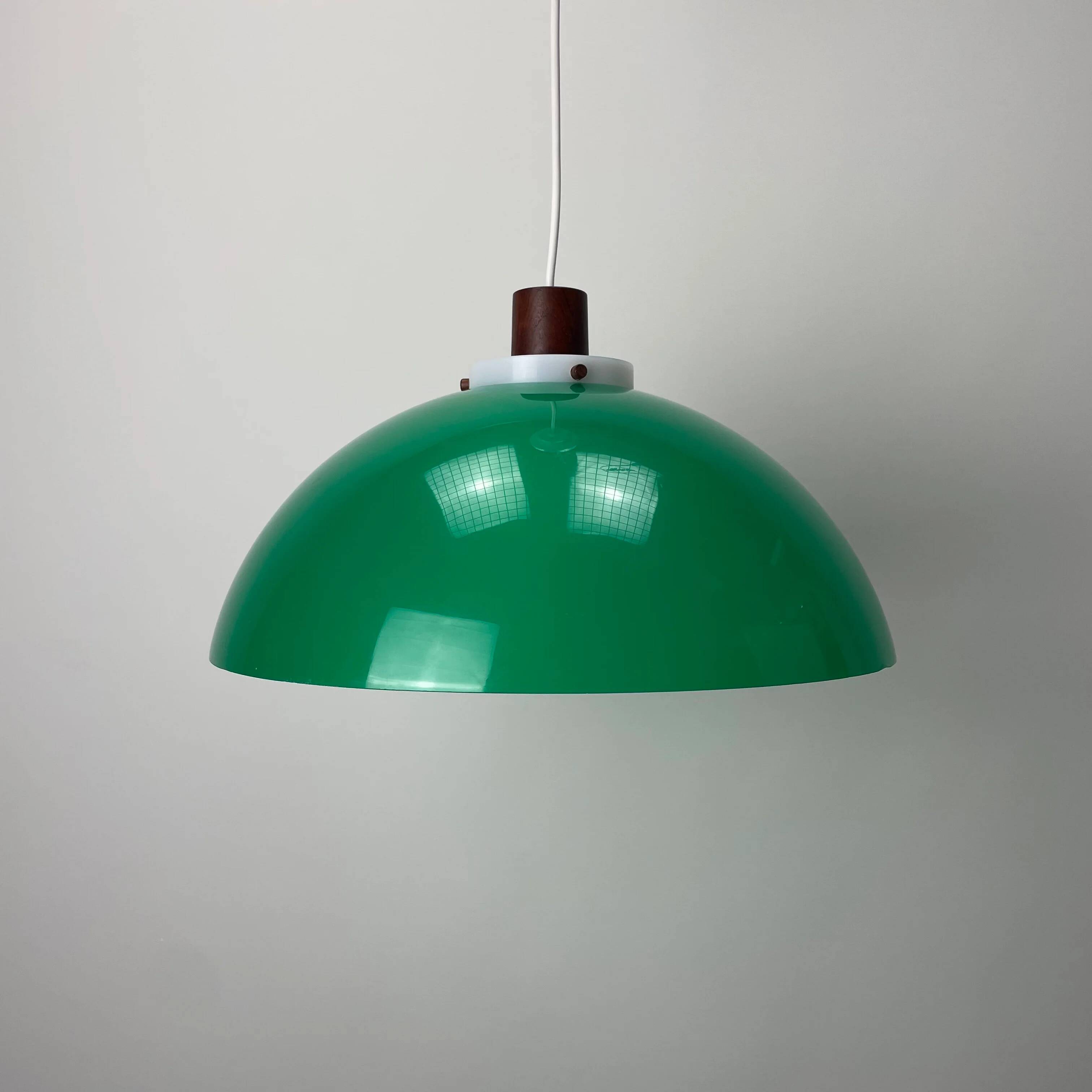 Suspension champignon verte par Uno & Östen Kristiansson pour LUXUS, Suède 1960