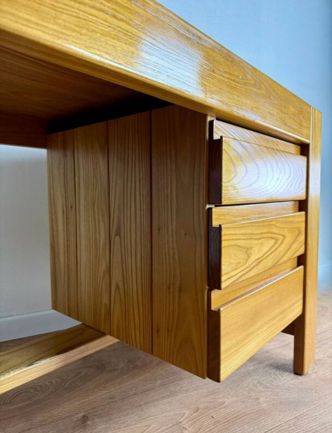 Desk made of solid elm wood