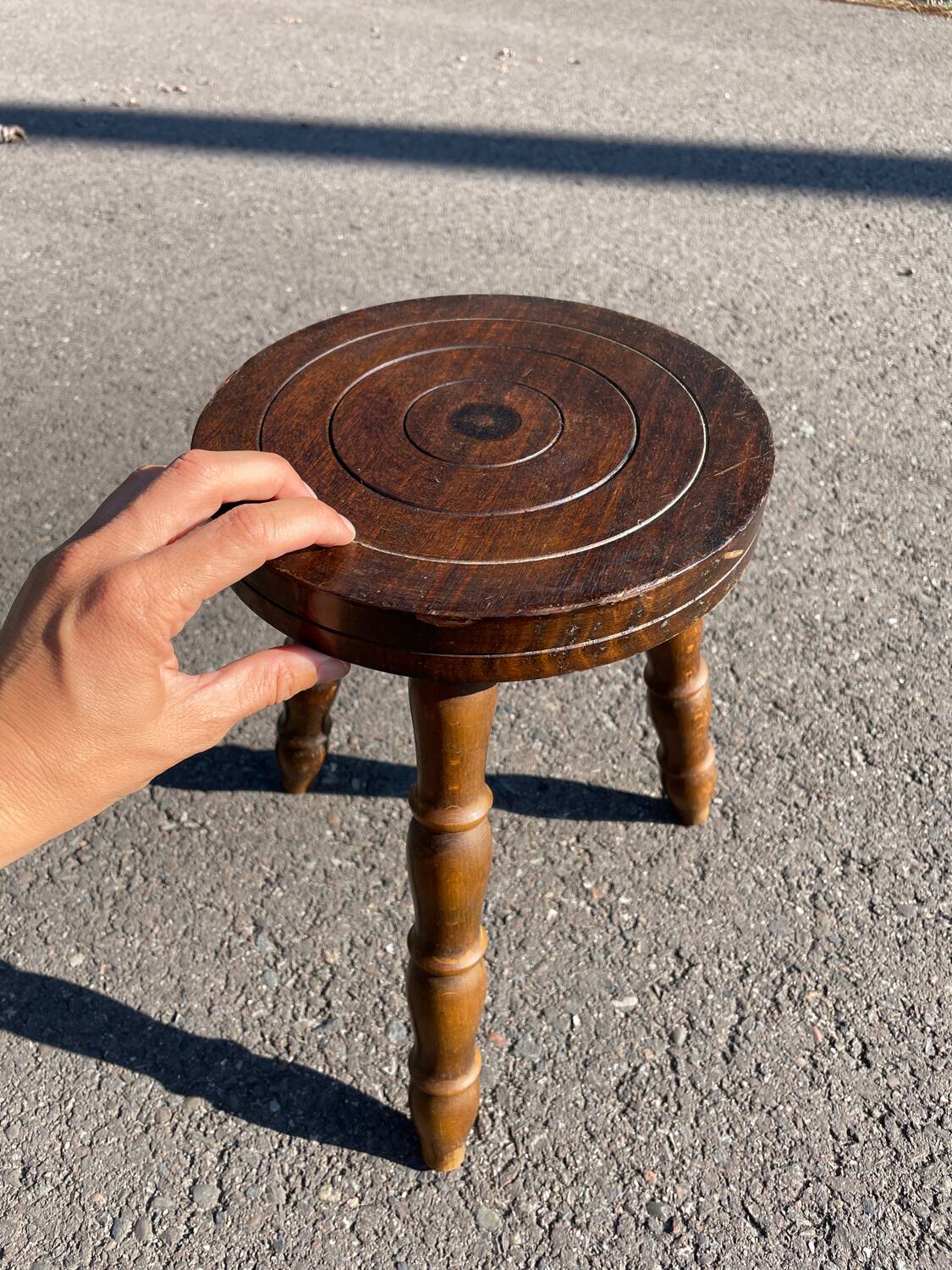 Tabouret tripode en bois tourné