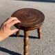 Tabouret tripode en bois tourné