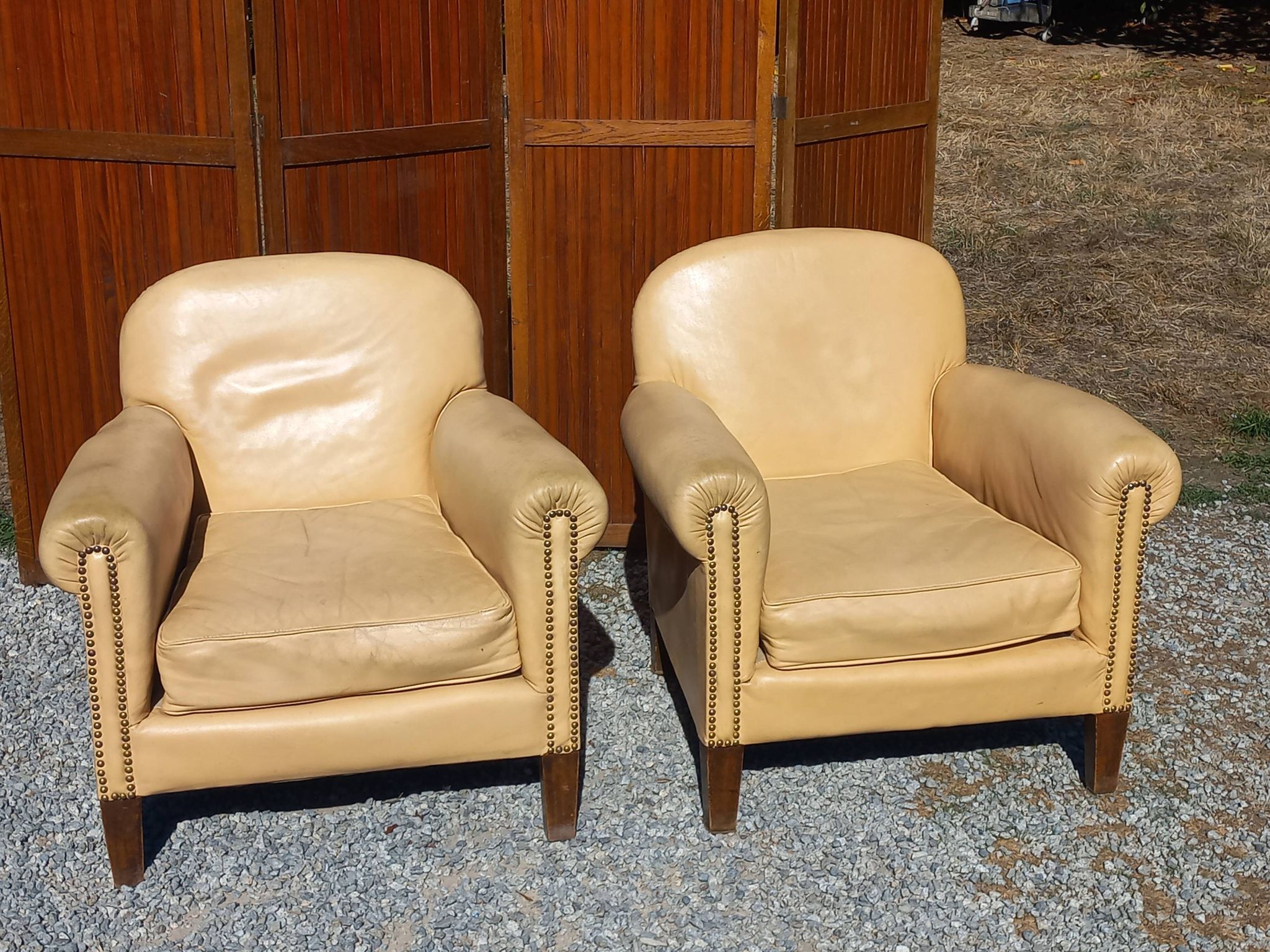 Pair of 1930s club armchairs in ivory leather.