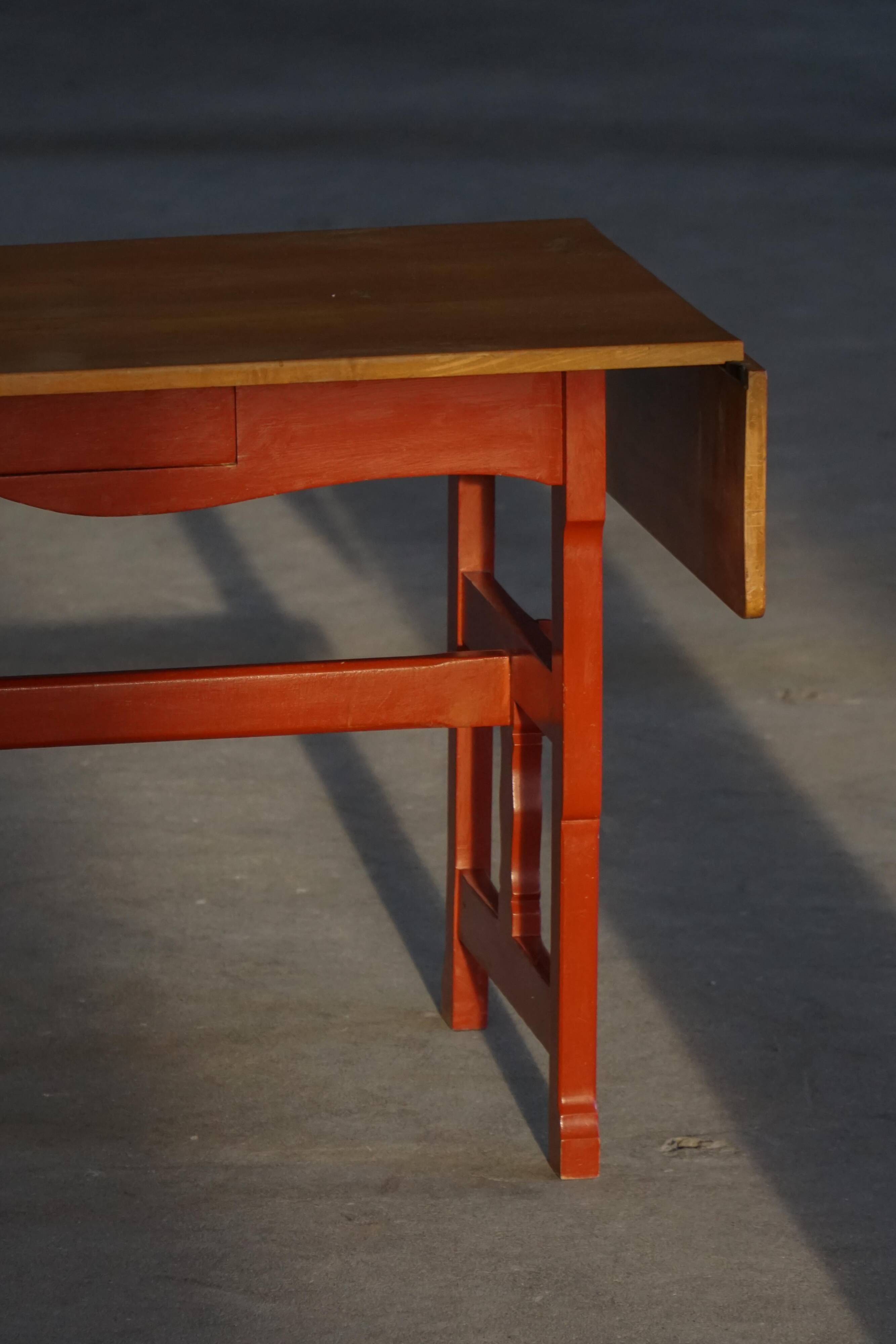 Scandinavian extendable table for writing or dining with a drawer, early 20th century.