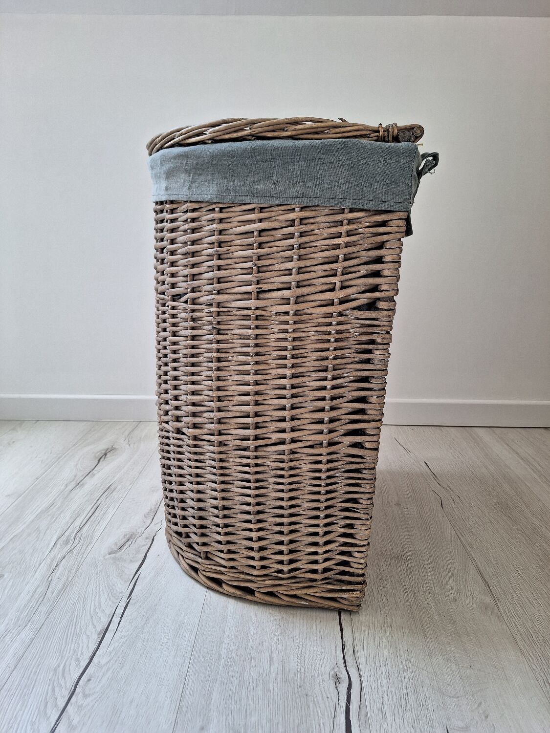 Wicker laundry basket