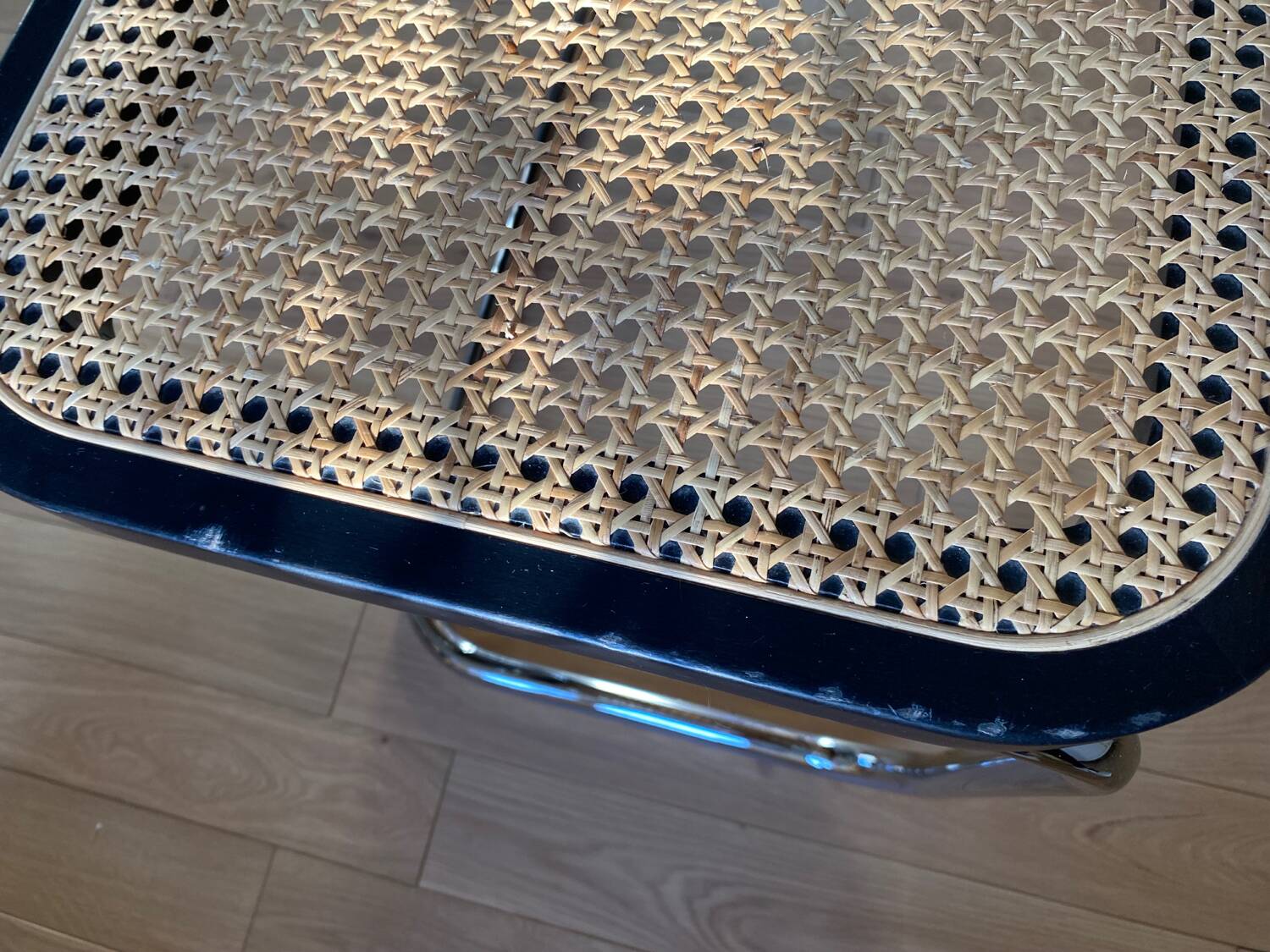 Banc en cannage, bois noir et métal chromé modèle Panchira