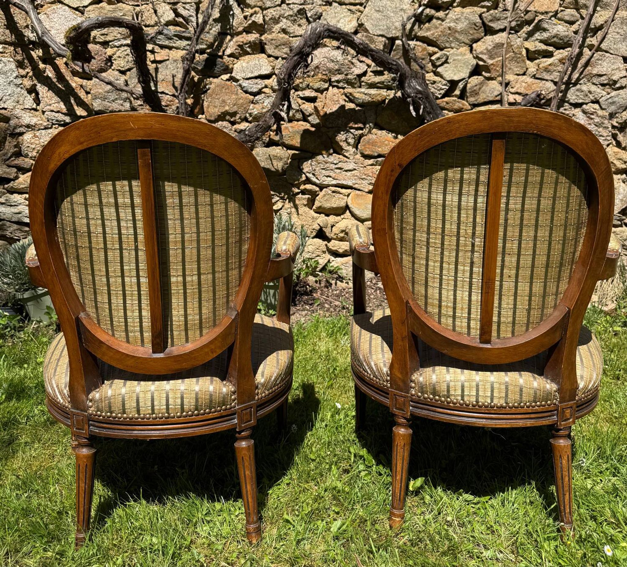 Paire de fauteuils cabriolet Louis XVI – dossier médaillon