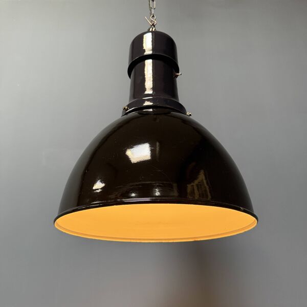 Grande lampe d'usine Bauhaus en émail noir.