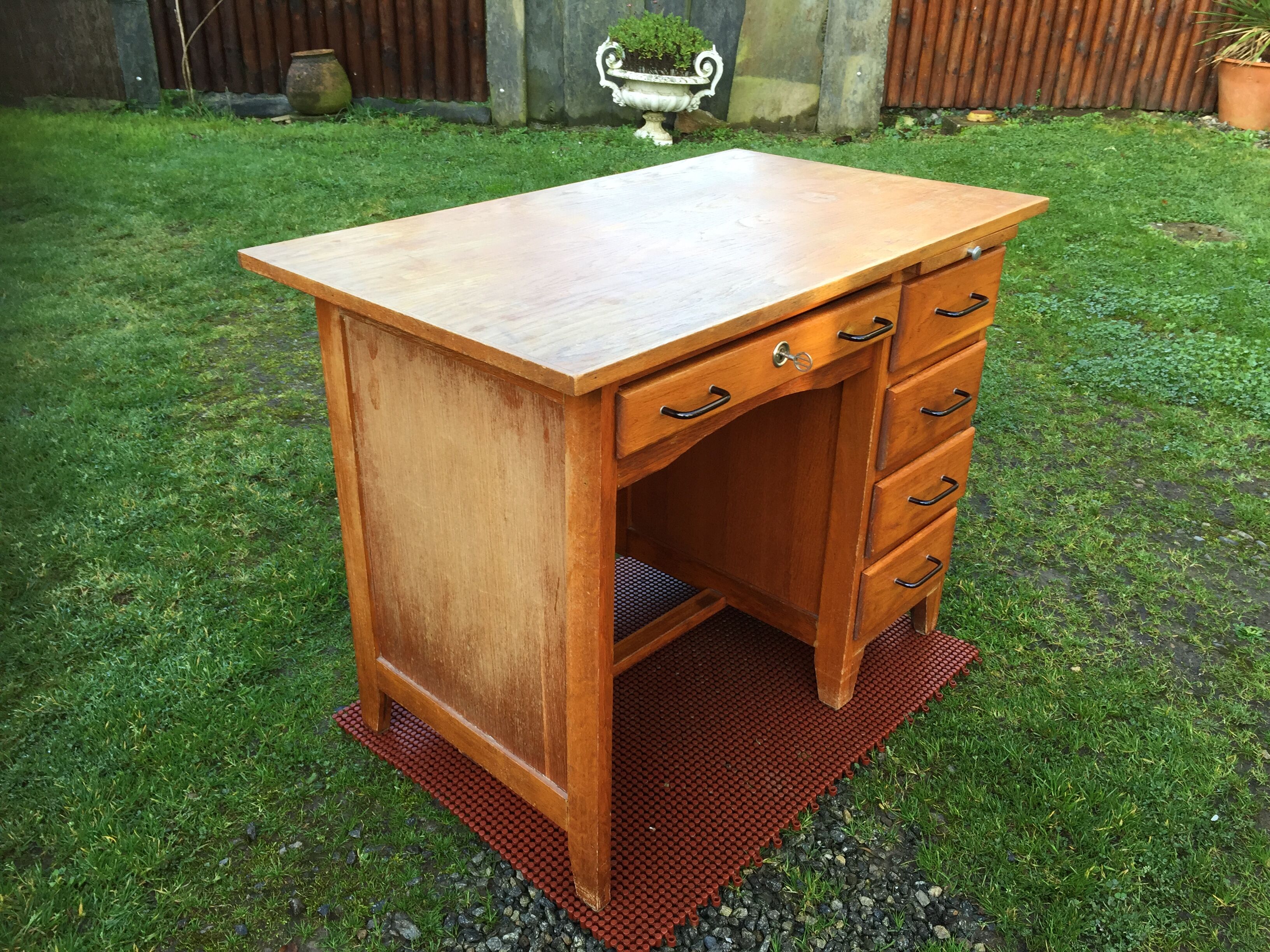 Vintage oak desk with 5 drawers and 1 pull.