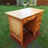 Vintage oak desk with 5 drawers and 1 pull.