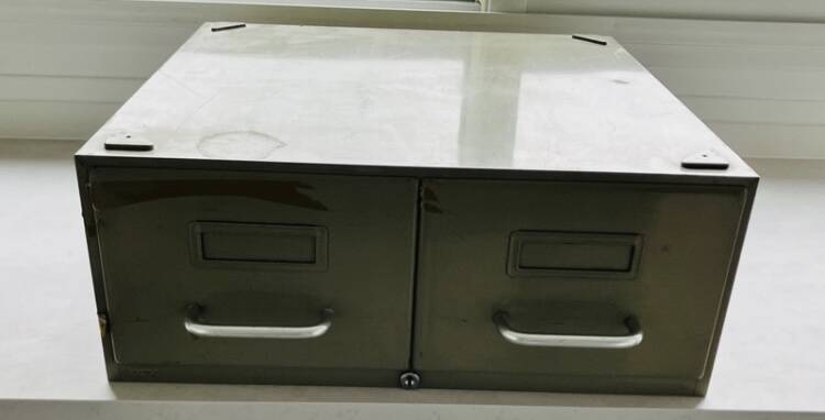 Metal filing cabinet with 2 drawers