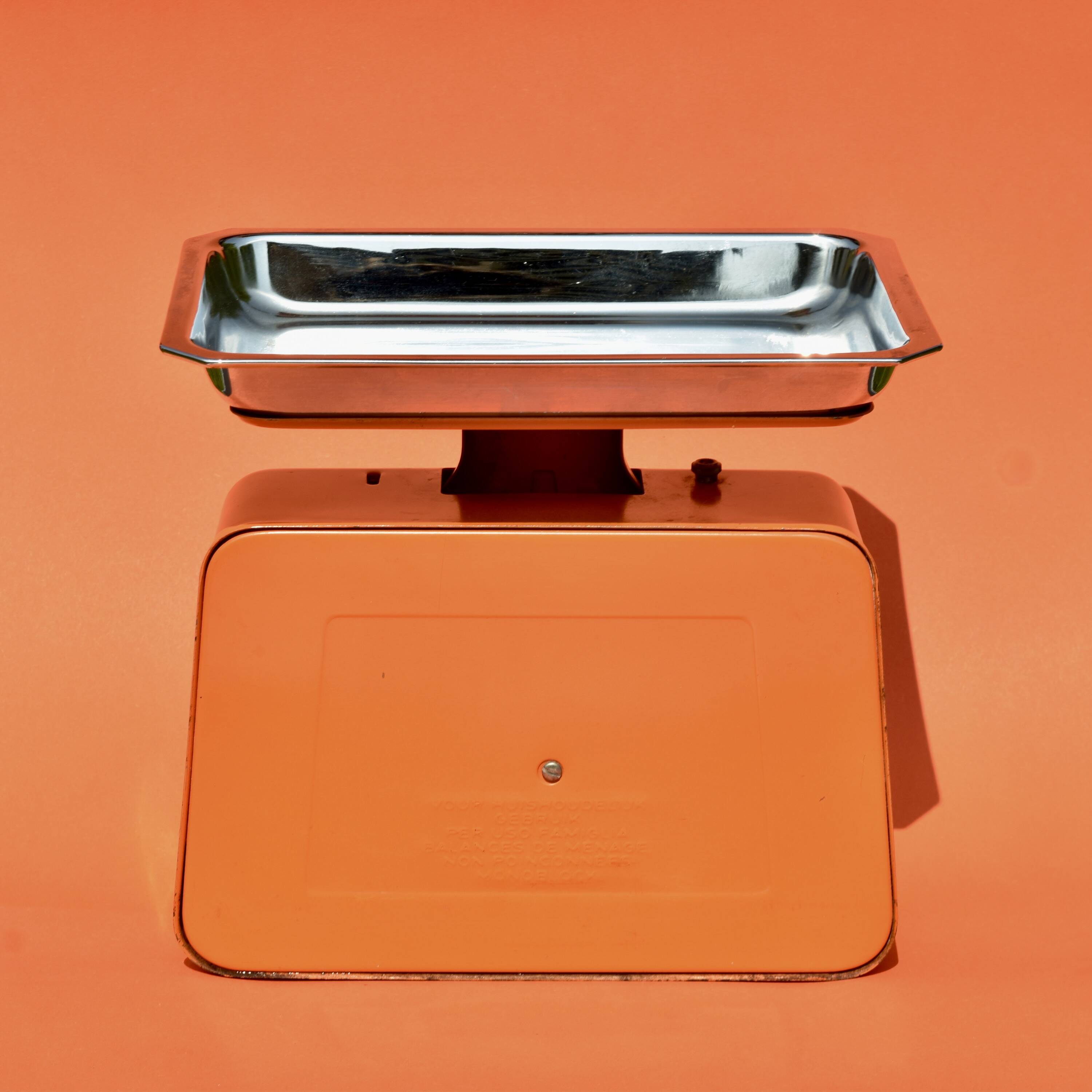 Stube - vintage household scale in orange painted metal - force 10 - 1960s