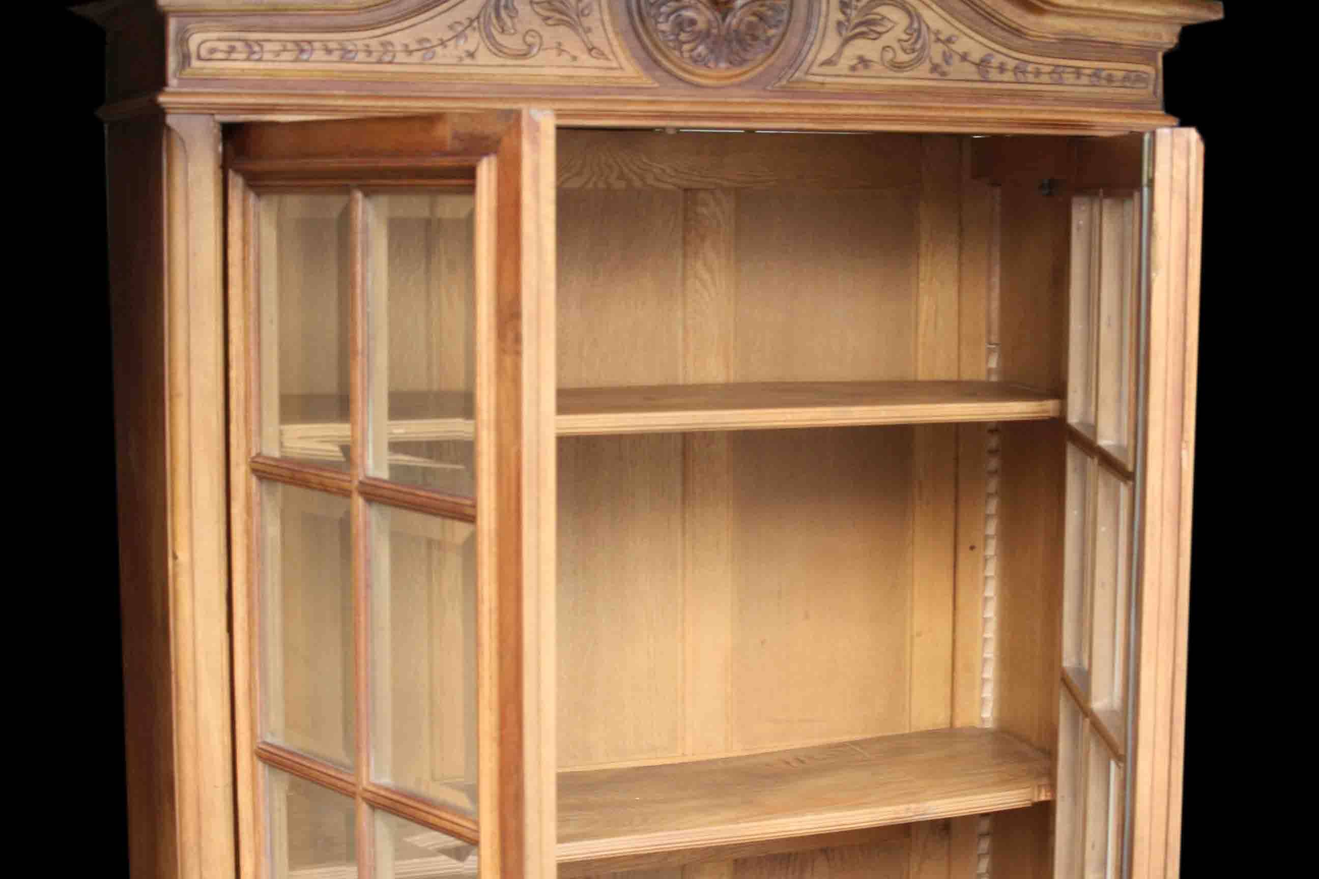 Armoire en noyer vers 1880