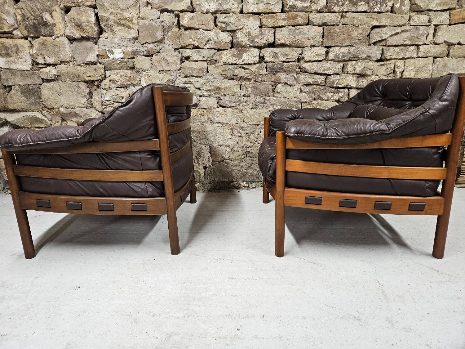 Paire de fauteuil vintage cuir Coja Suède 1960"