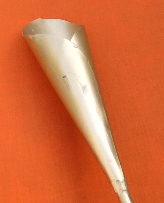 Cornet sculpture (large model) Twisted foot Gold-colored metal