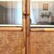 Armoire vitrée en bambou et cannage