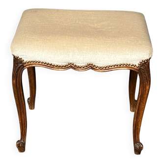 Petit banc de style Louis XV avec pieds cabriole courbés.