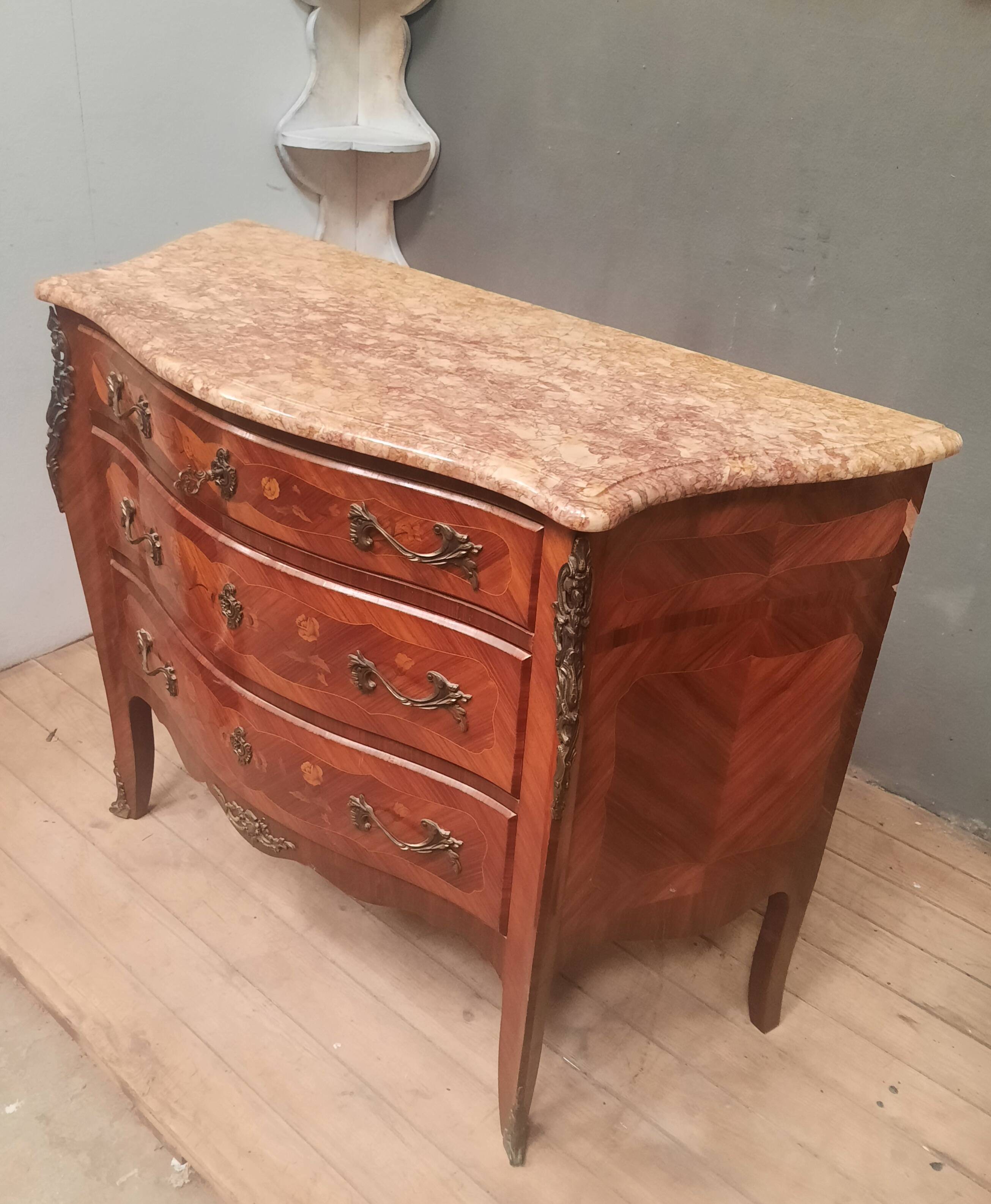 Commode style Louis XV en marqueterie de fleurs