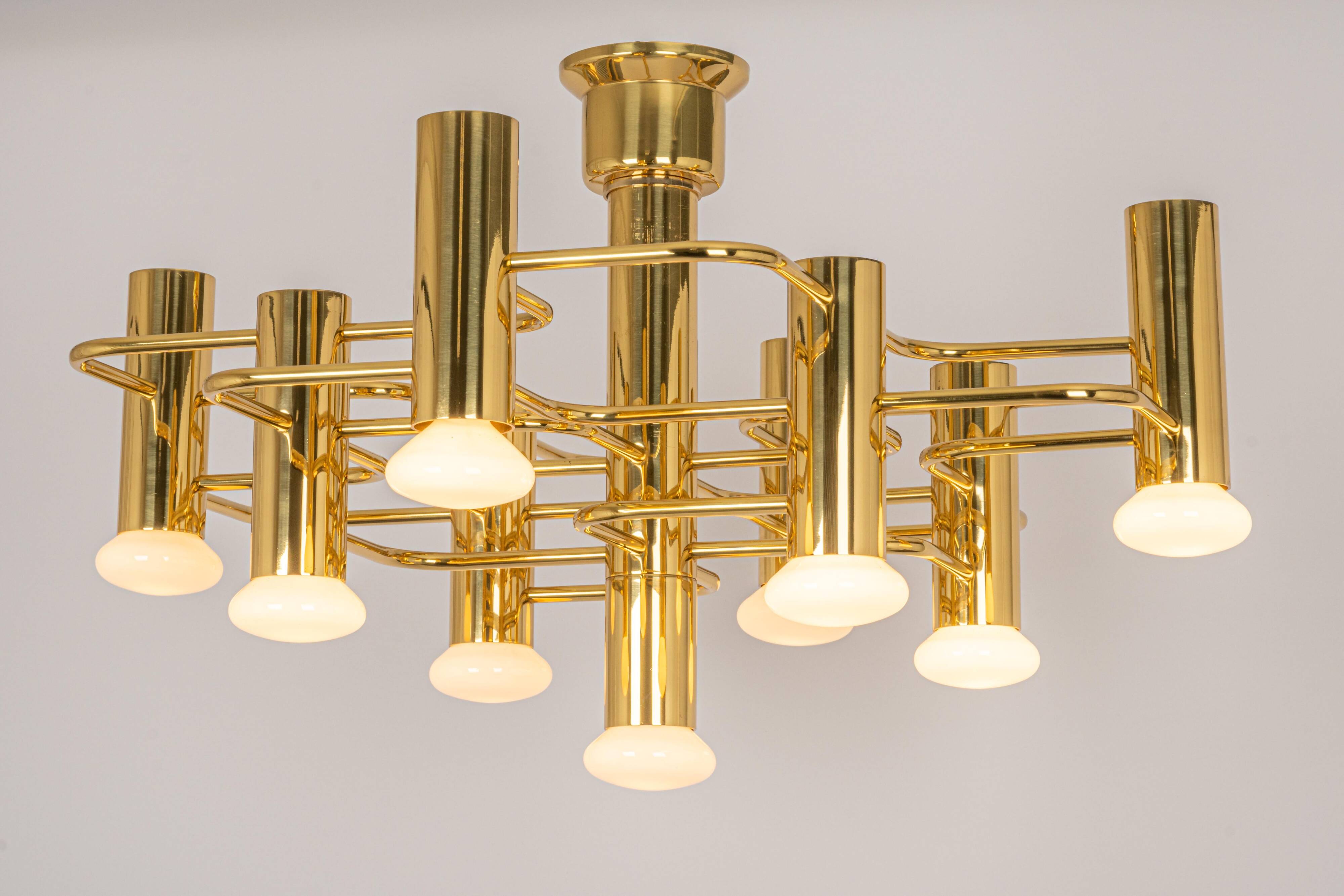 Mid-century chandelier designed by Sciolari, 1970s.