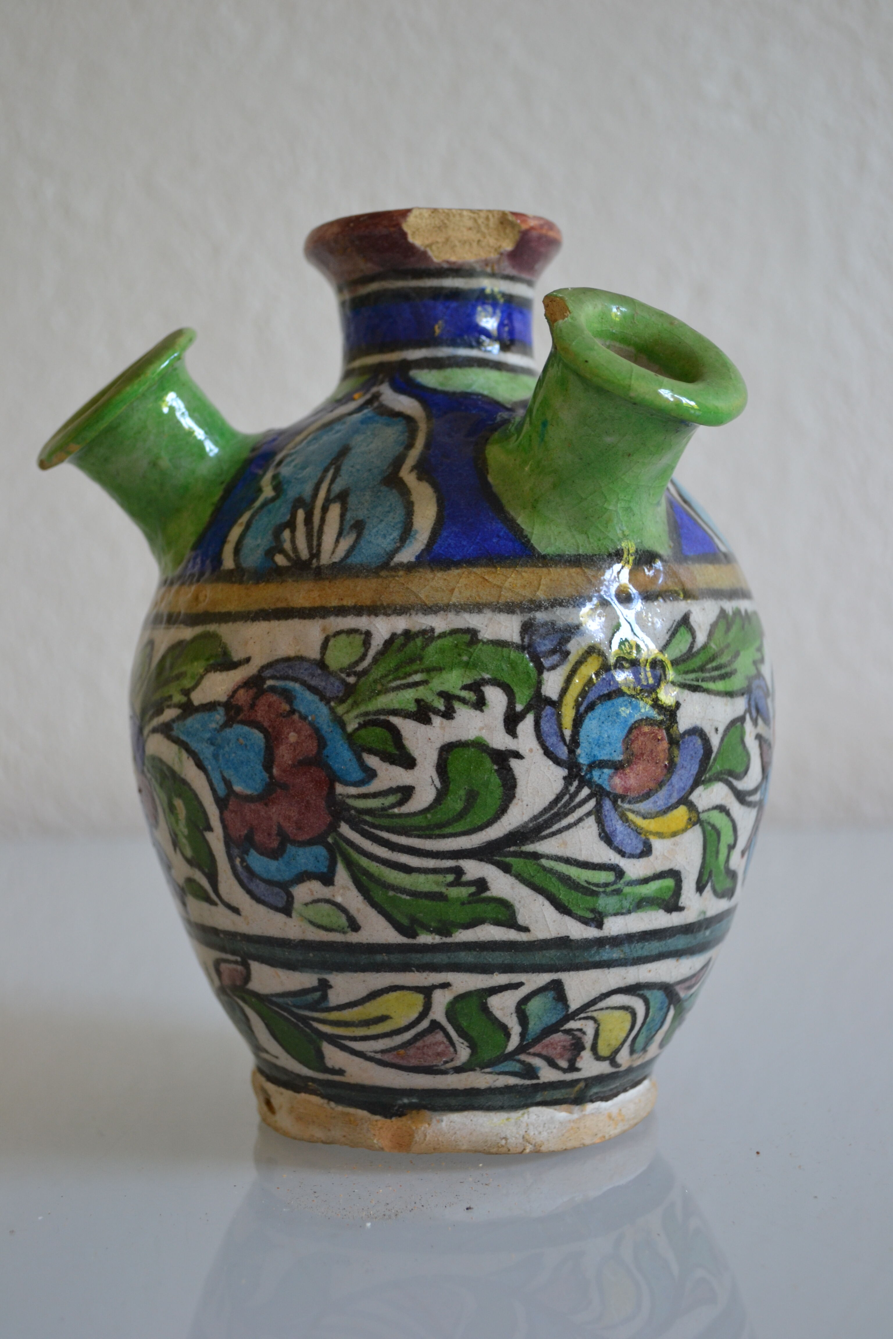 Vase in ceramic ottoman Iznik