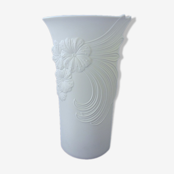 Vase en biscuit blanc de porcelaine, ligne "Floralie", manufacture Kaiser (Allemagne)