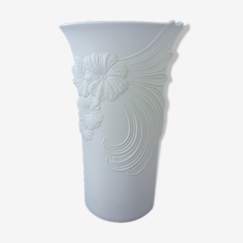 White porcelain biscuit vase, "Floralie" line, Kaiser factory (Germany)