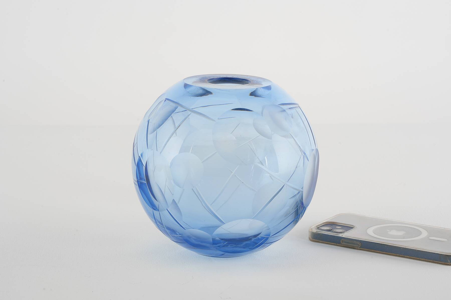 Art Deco vase by Vicke Lindstrand for Orrefors around 1930.