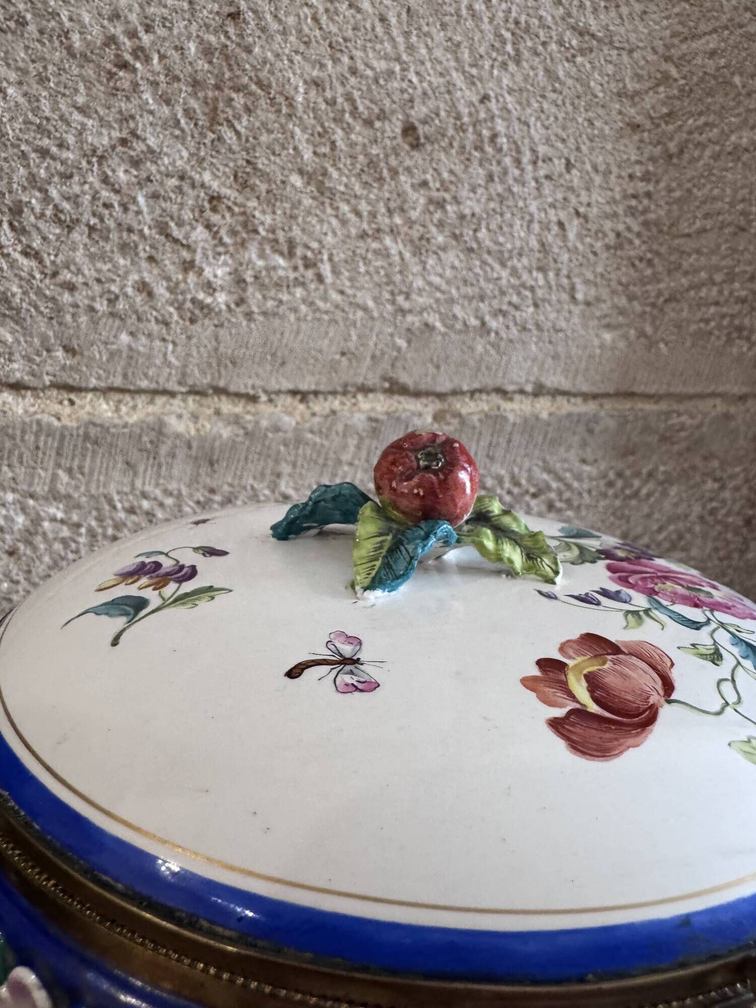 Fine porcelain bonbonnière attributed to Jules Vieillard, Bordeaux.