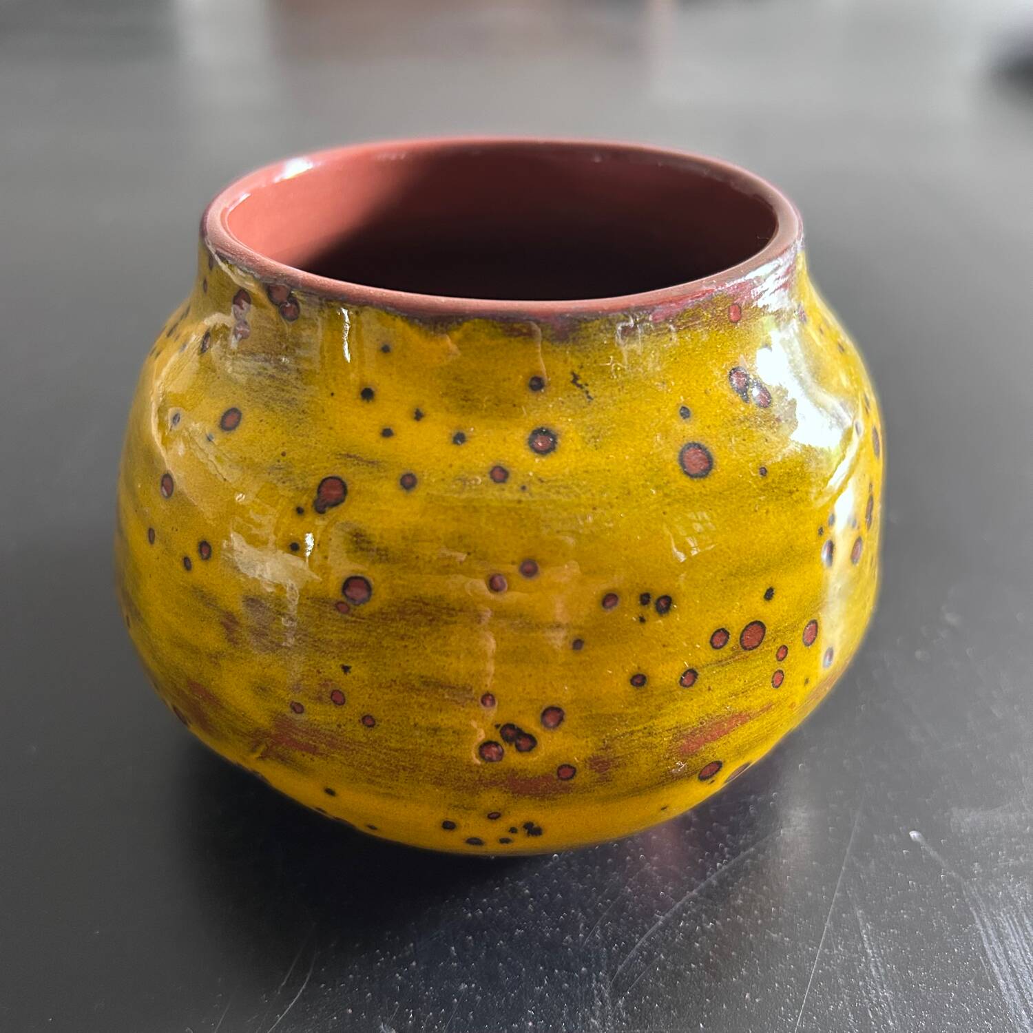 Vase en terre cuite jaune