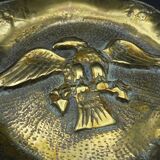 Assiette en bronze décorée d'un aigle