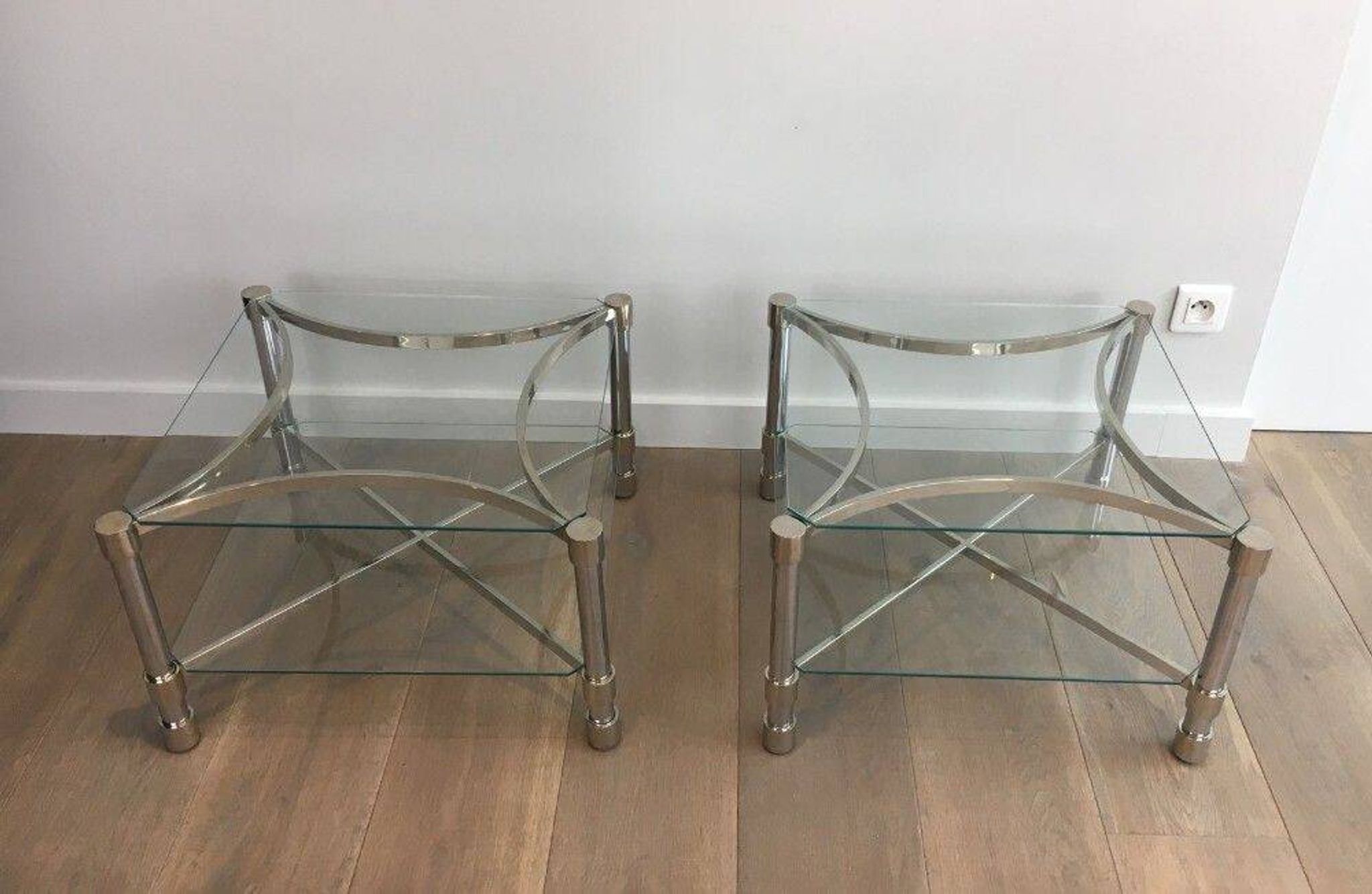 Paire de bouts de canapé en métal chromé et verre