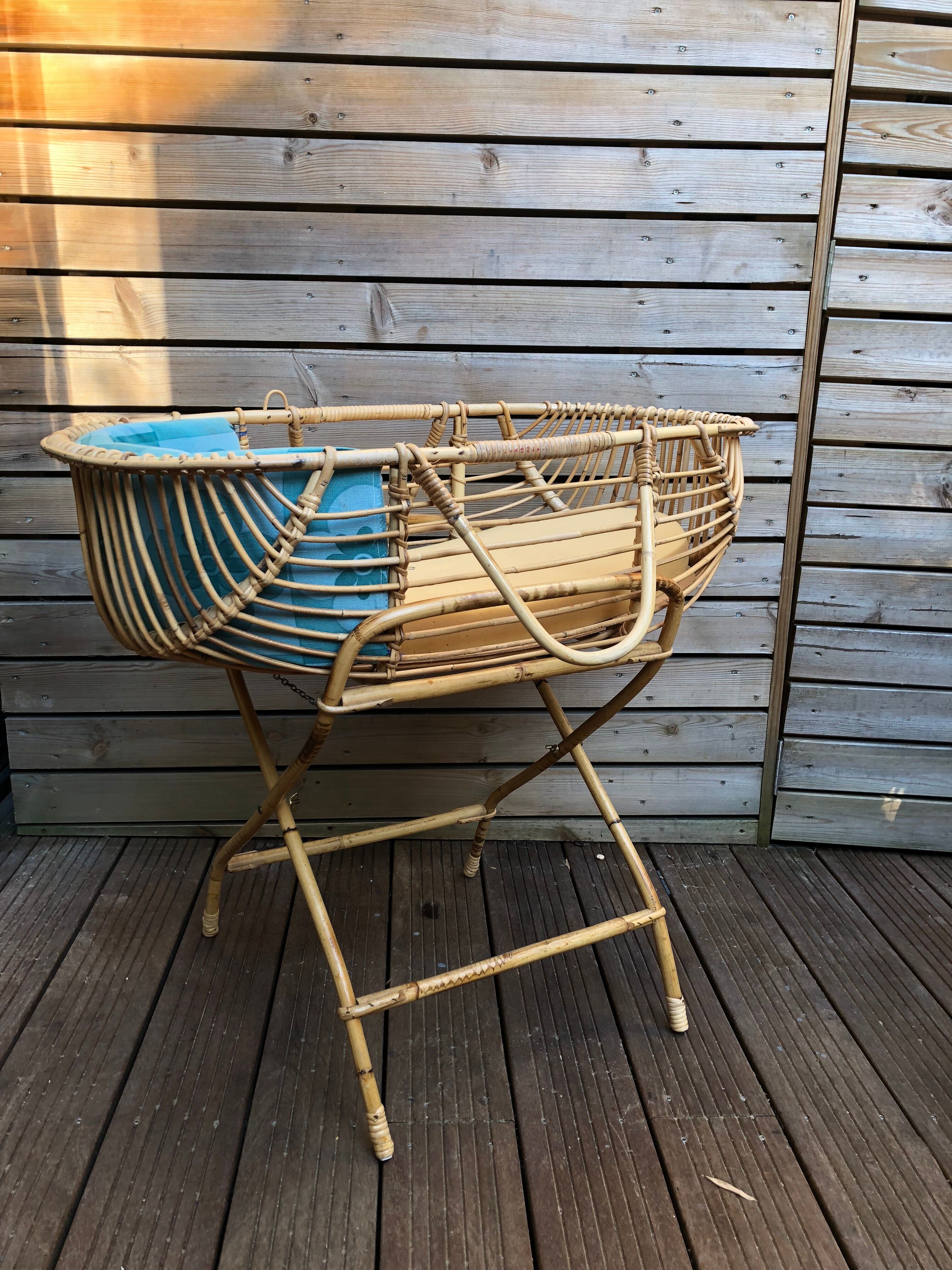 Wicker bassinet cradle
