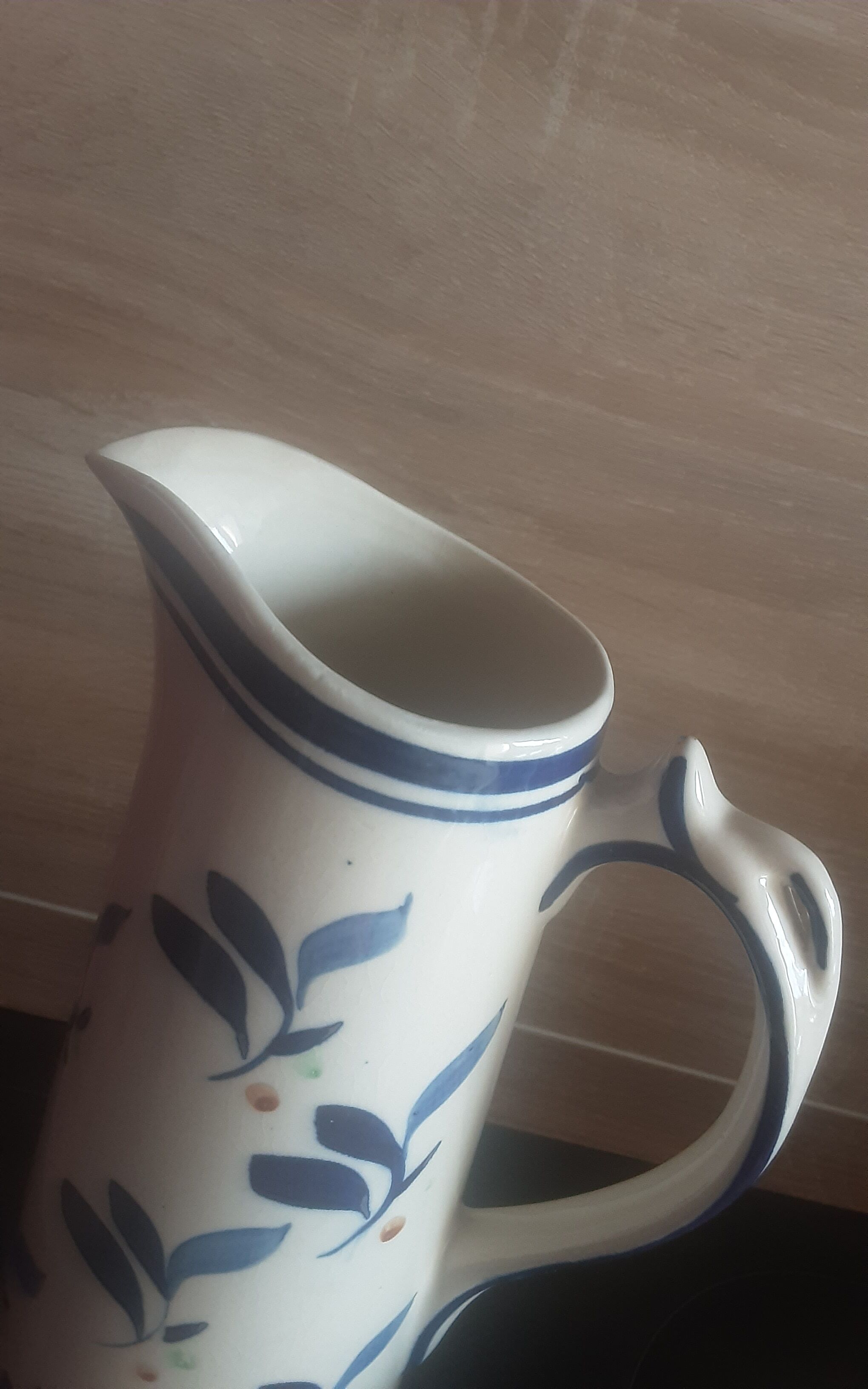 Lot decanter and cracked earthenware pot